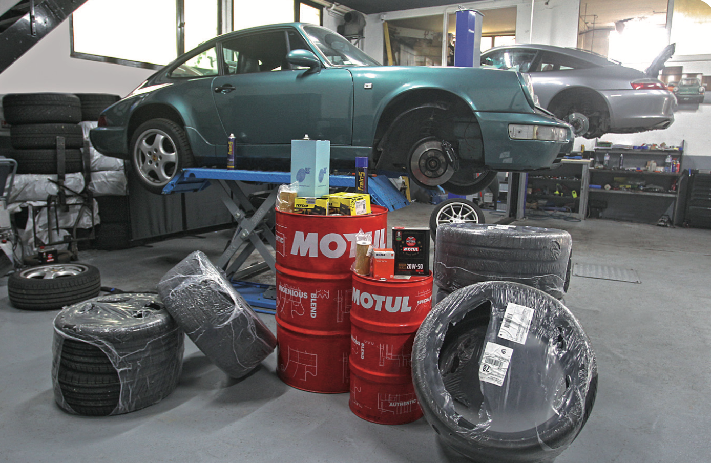 Porsche 993 sur pont, pneus et fûts Motul