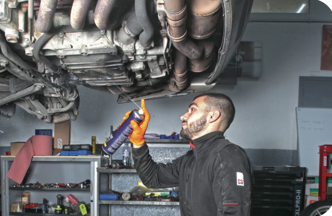 Technicien en intervention sous le véhicule