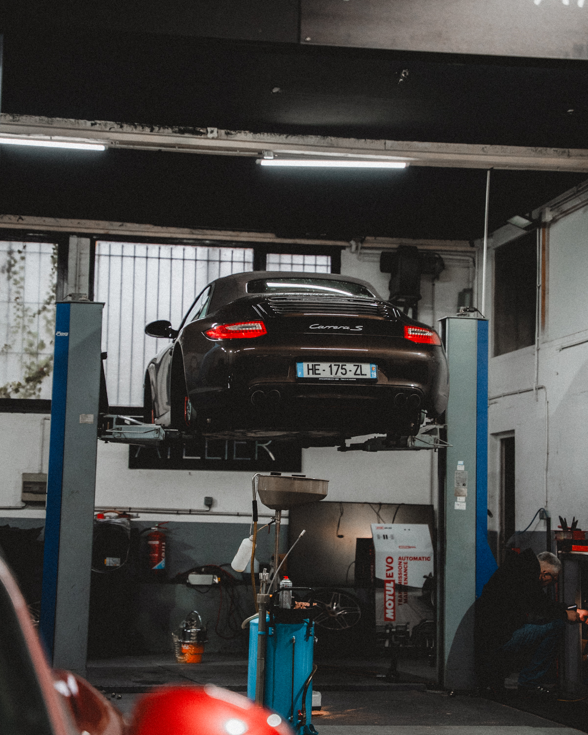 Porsche Carrera S sur pont élévateur — intervention en cours