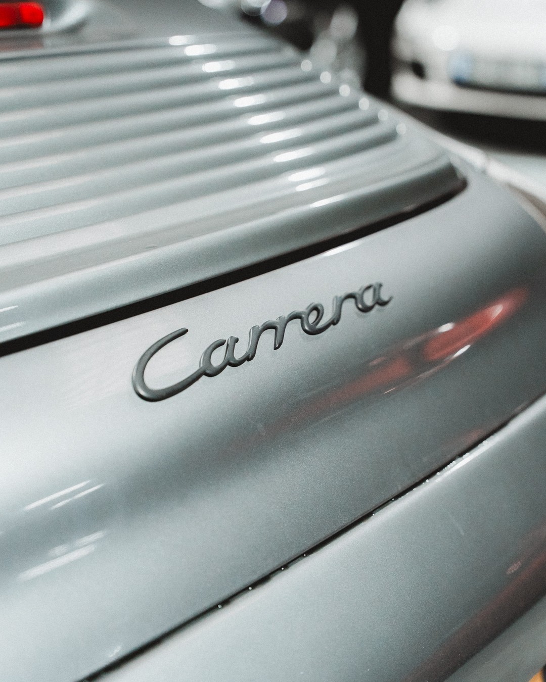 Badge Carrera sur Porsche 996 — détail