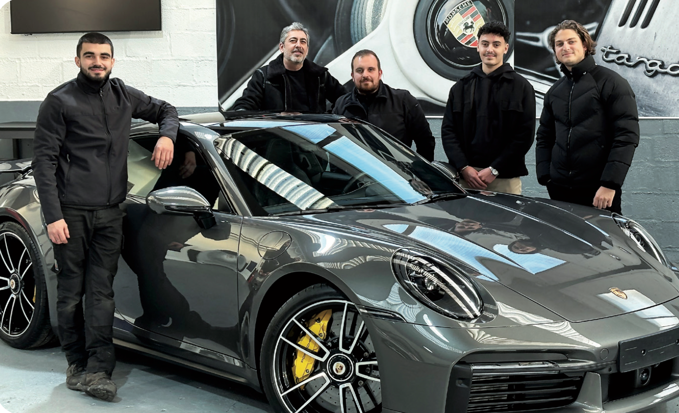 L'équipe VOB devant une 992 Turbo S