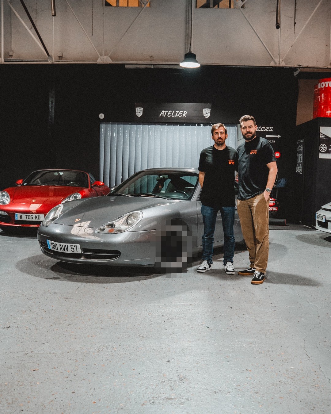 Deux membres de l'équipe dans l'atelier