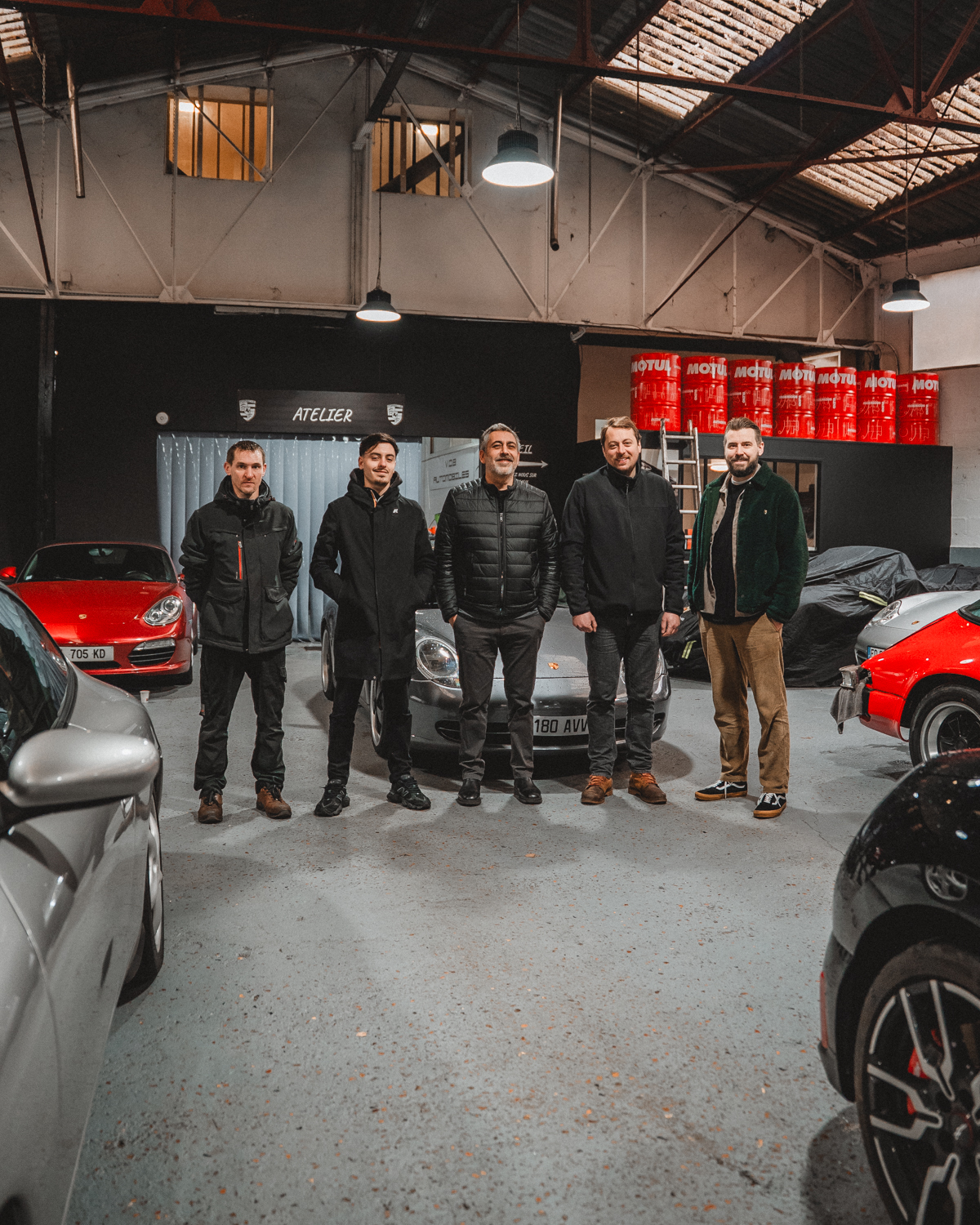 L'équipe complète VOB Automobiles dans l'atelier