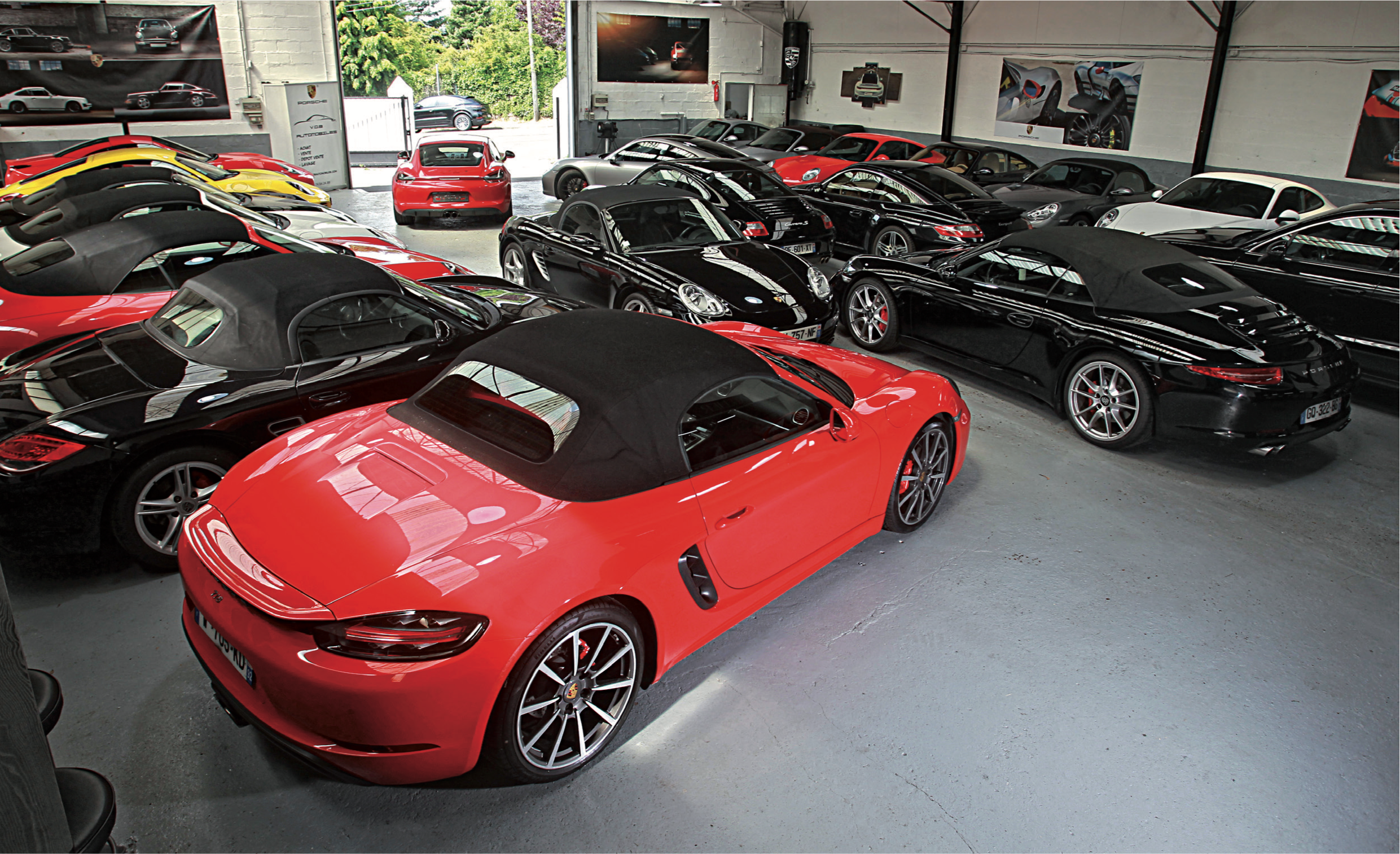 718 Boxster rouge dans le showroom