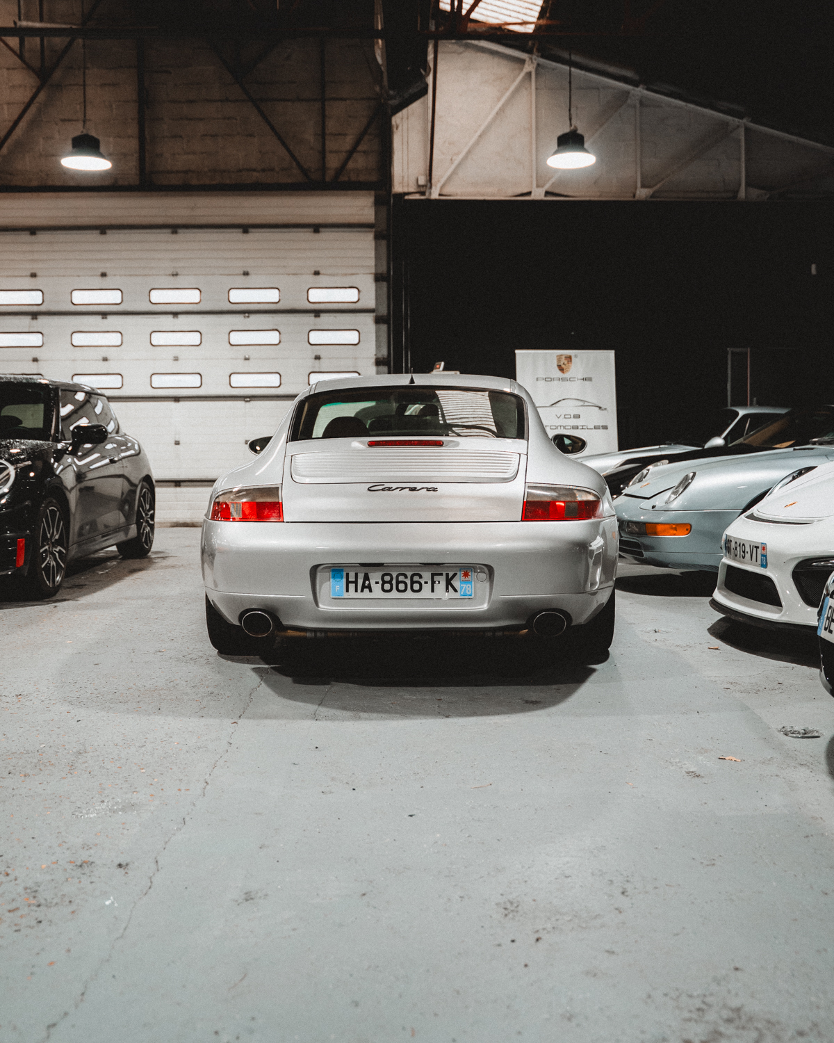 Porsche 997 Carrera vue arrière dans le showroom