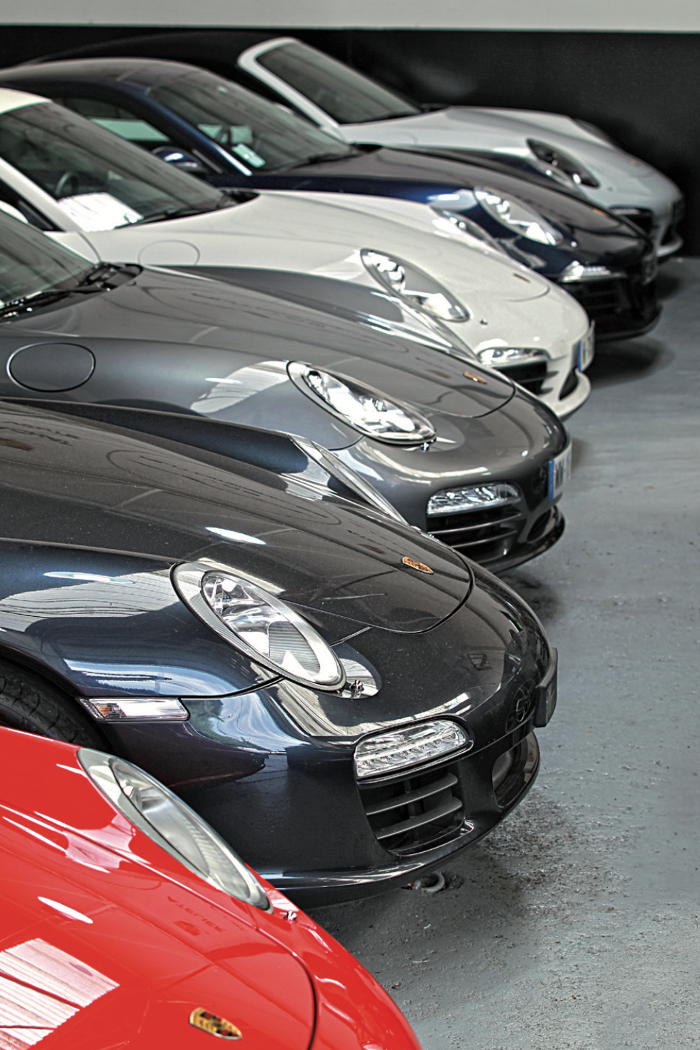 Alignement de Porsche vues de face en diagonale