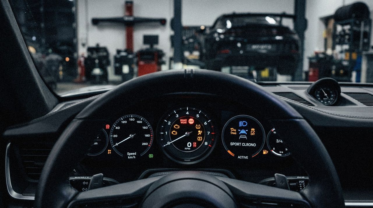 Voyants d'avertissement Porsche : le classement par gravité