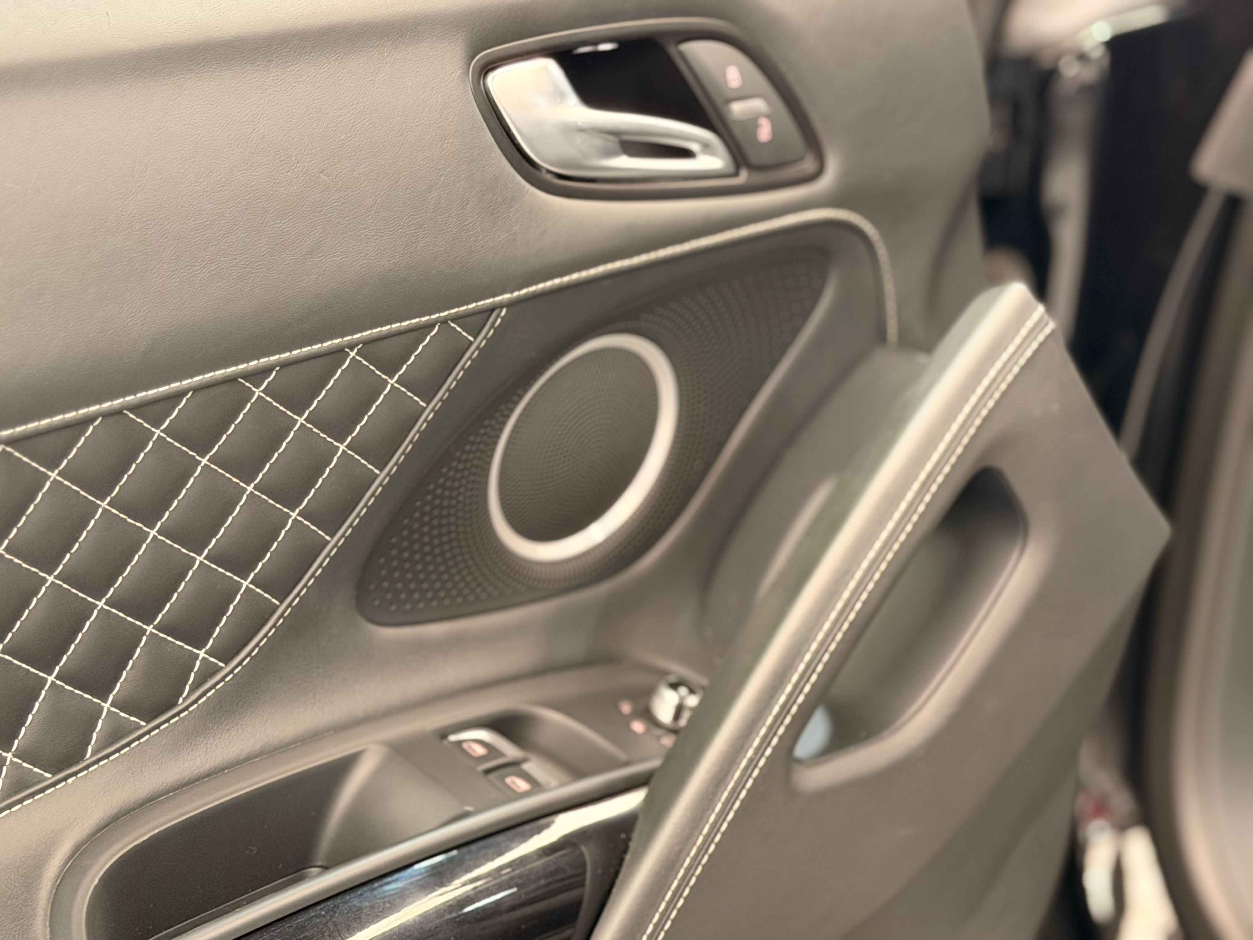 Audi R8 Spyder V10 525CV S TRONIC 2013 — detail (58)