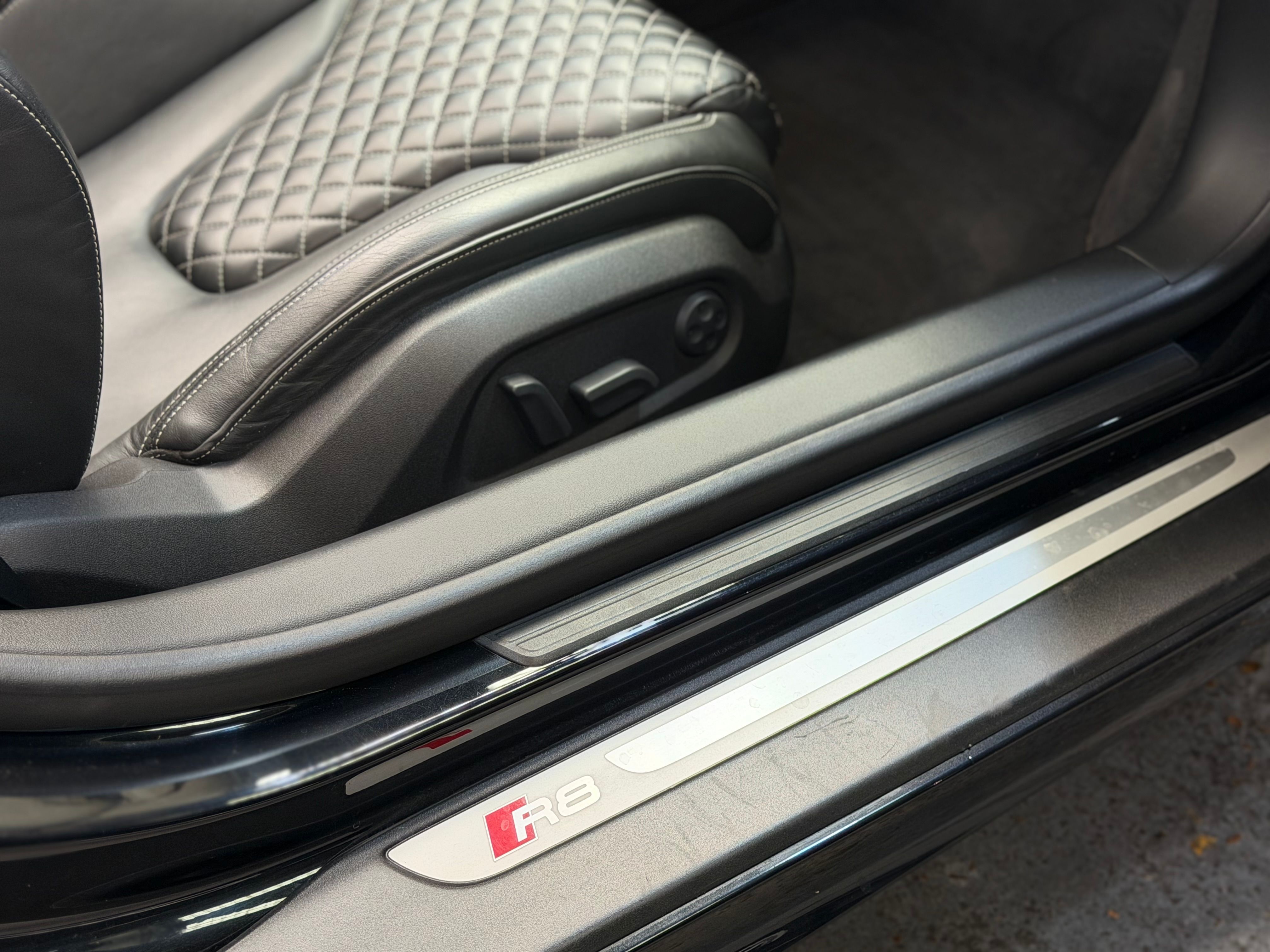 Audi R8 Spyder V10 525CV S TRONIC 2013 — detail (41)