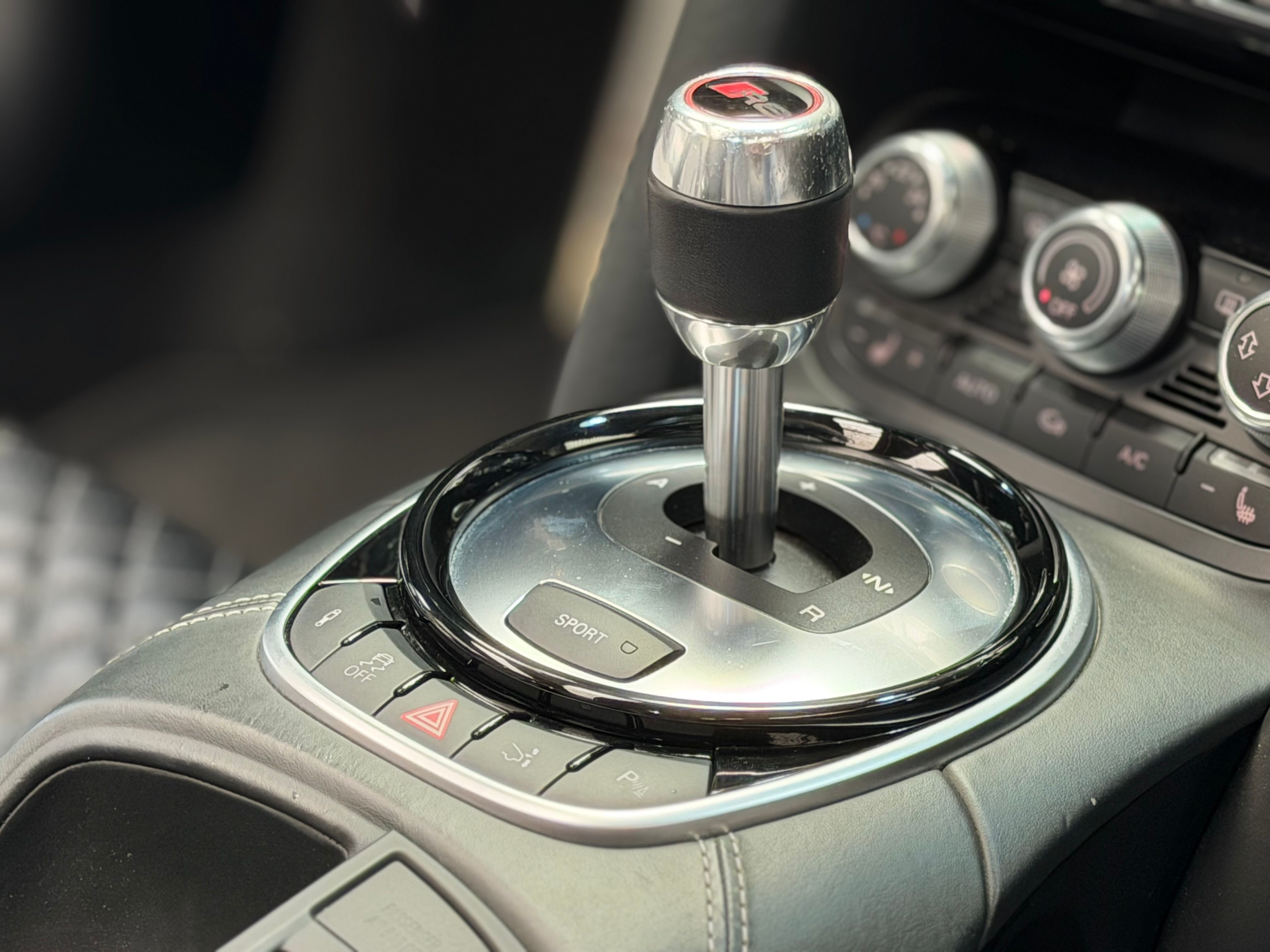 Audi R8 Spyder V10 525CV S TRONIC 2013 — detail (43)
