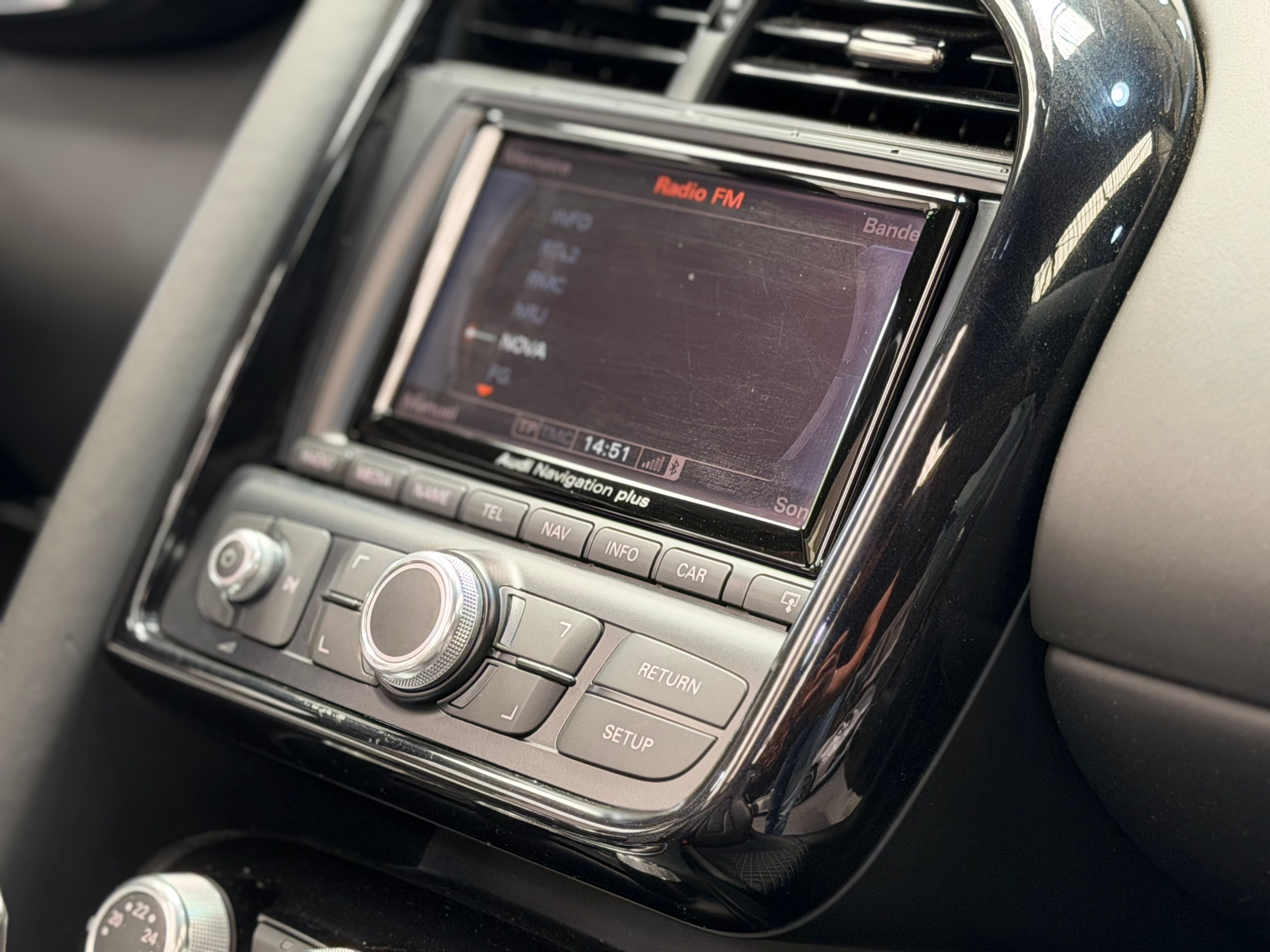 Audi R8 Spyder V10 525CV S TRONIC 2013 — detail (48)