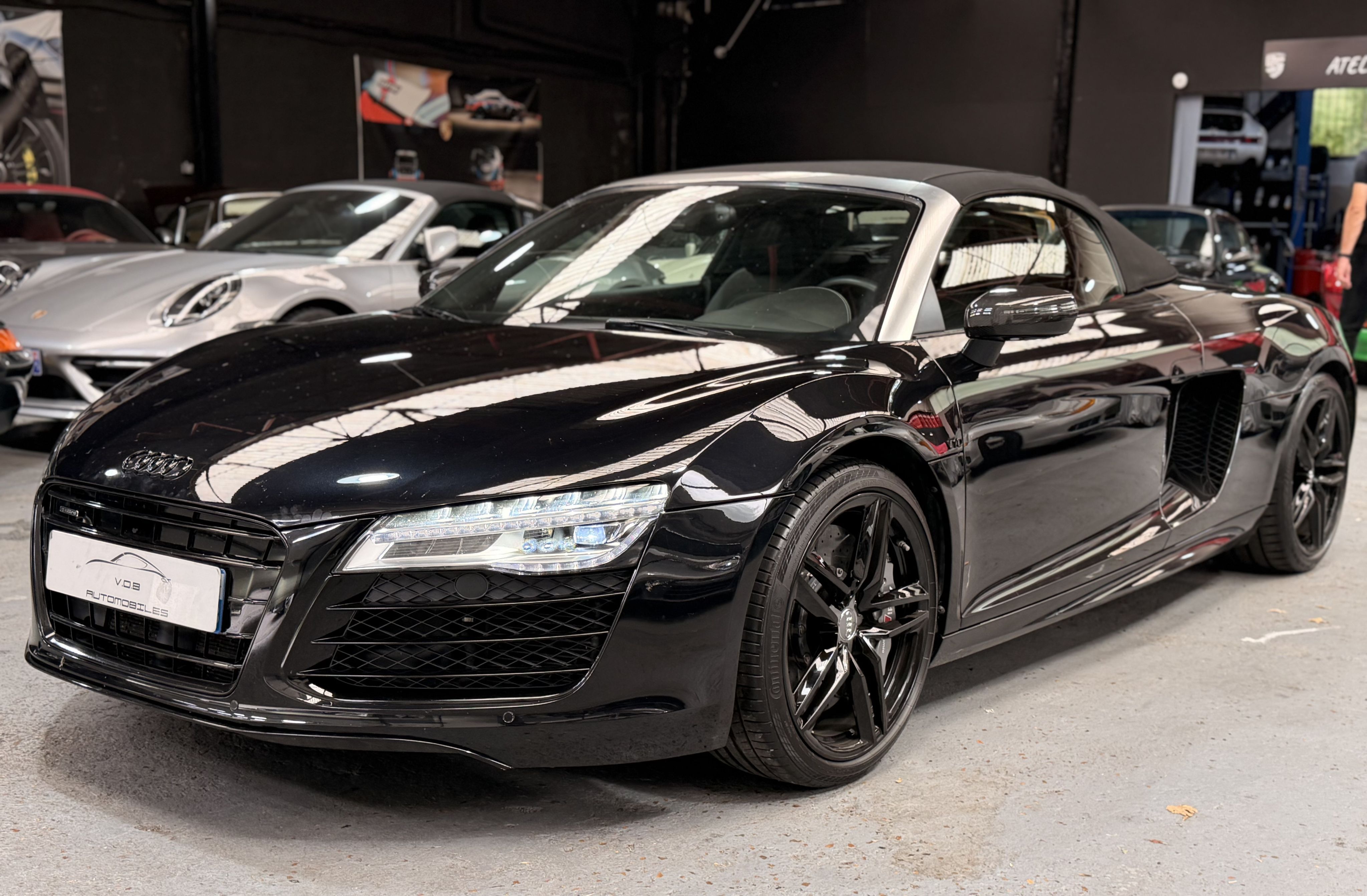Audi R8 Spyder V10 525CV S TRONIC 2013 — vue avant trois-quarts (1)