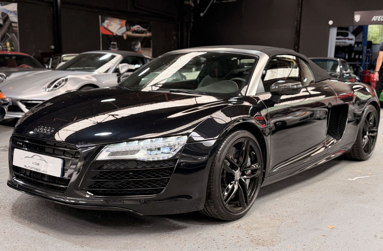 Audi R8 Spyder V10 525CV S TRONIC 2013 — vue avant trois-quarts (1)