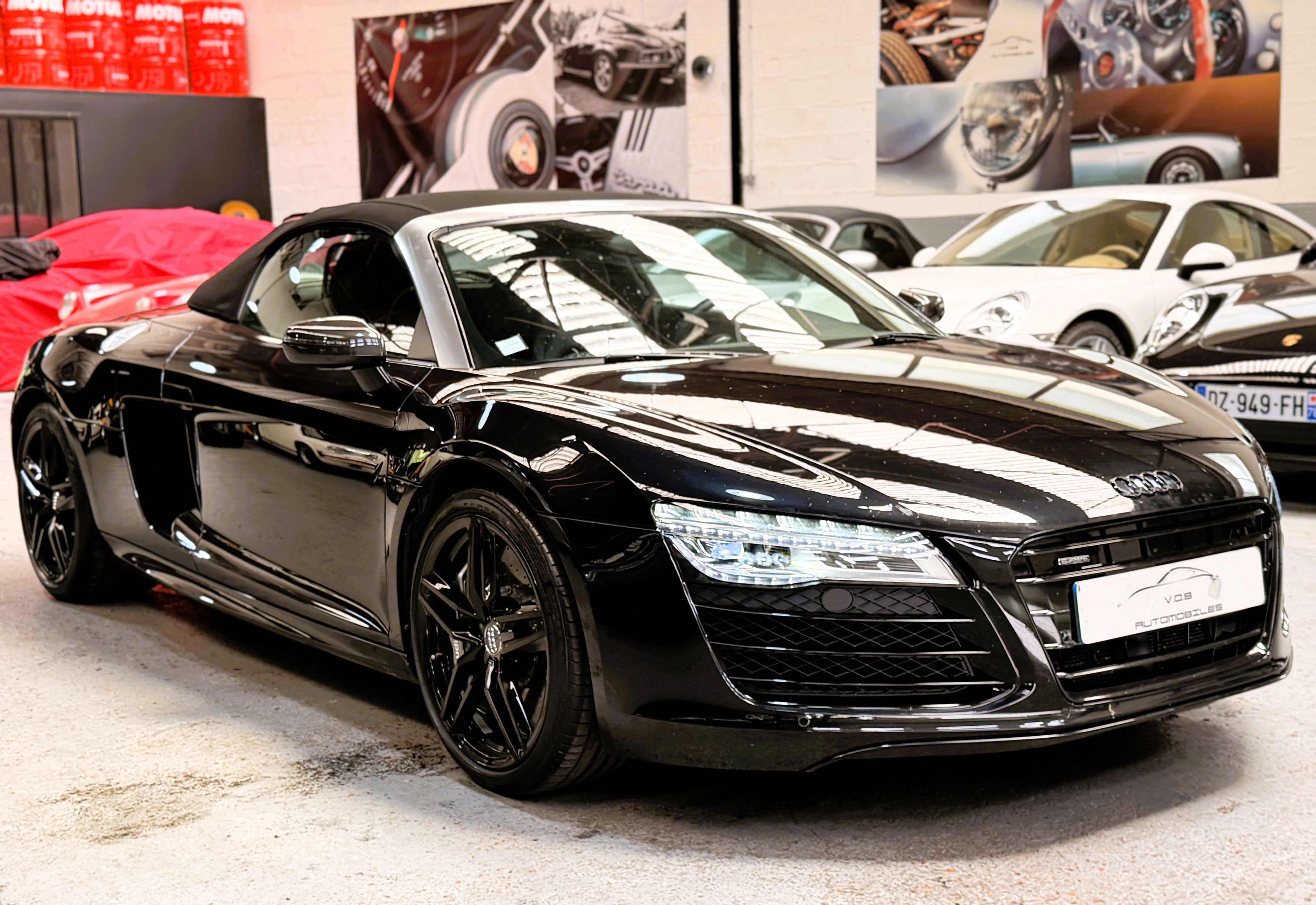 Audi R8 Spyder V10 525CV S TRONIC 2013 — vue avant trois-quarts (2)