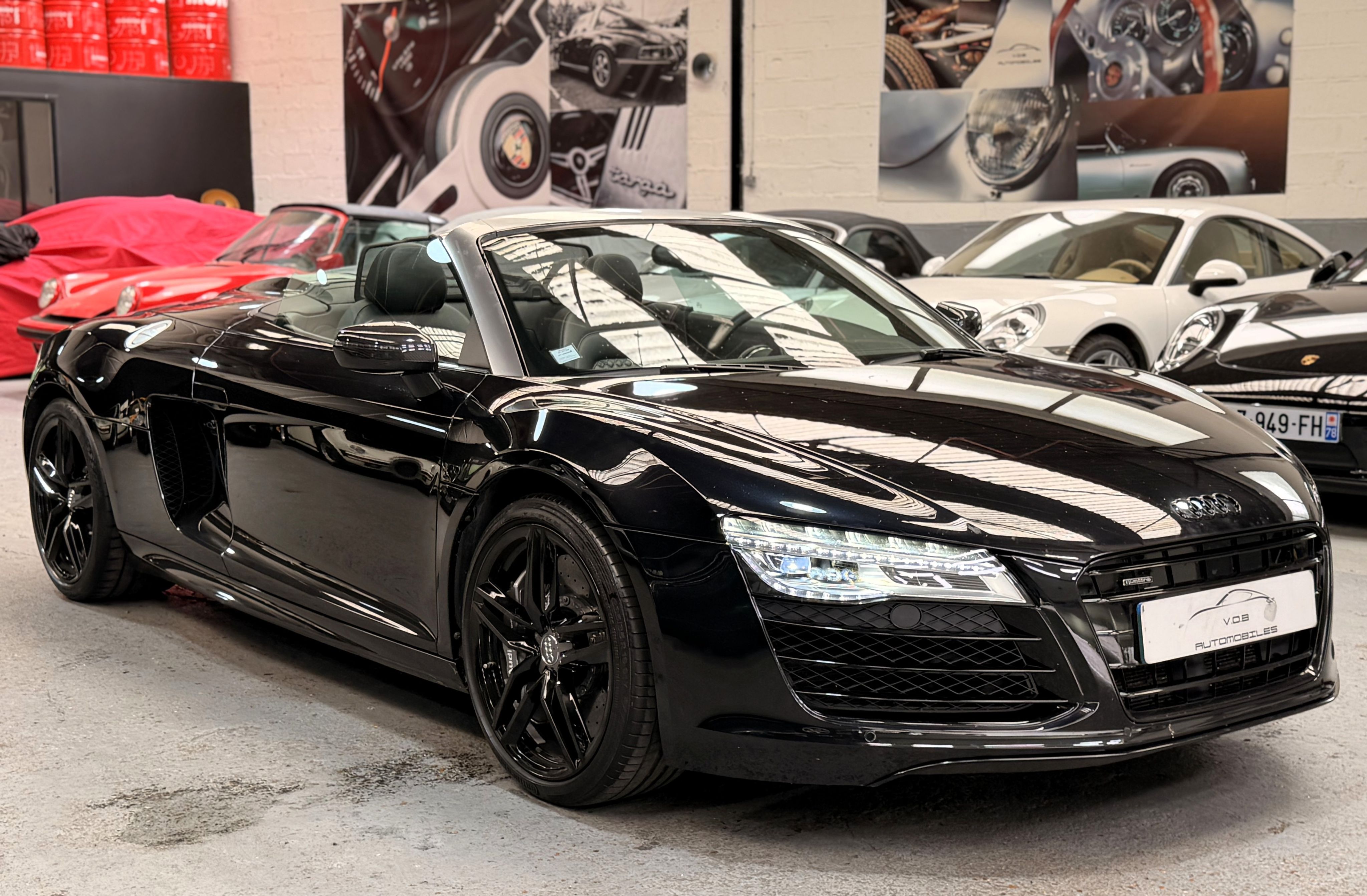 Audi R8 Spyder V10 525CV S TRONIC 2013 — vue avant trois-quarts (3)