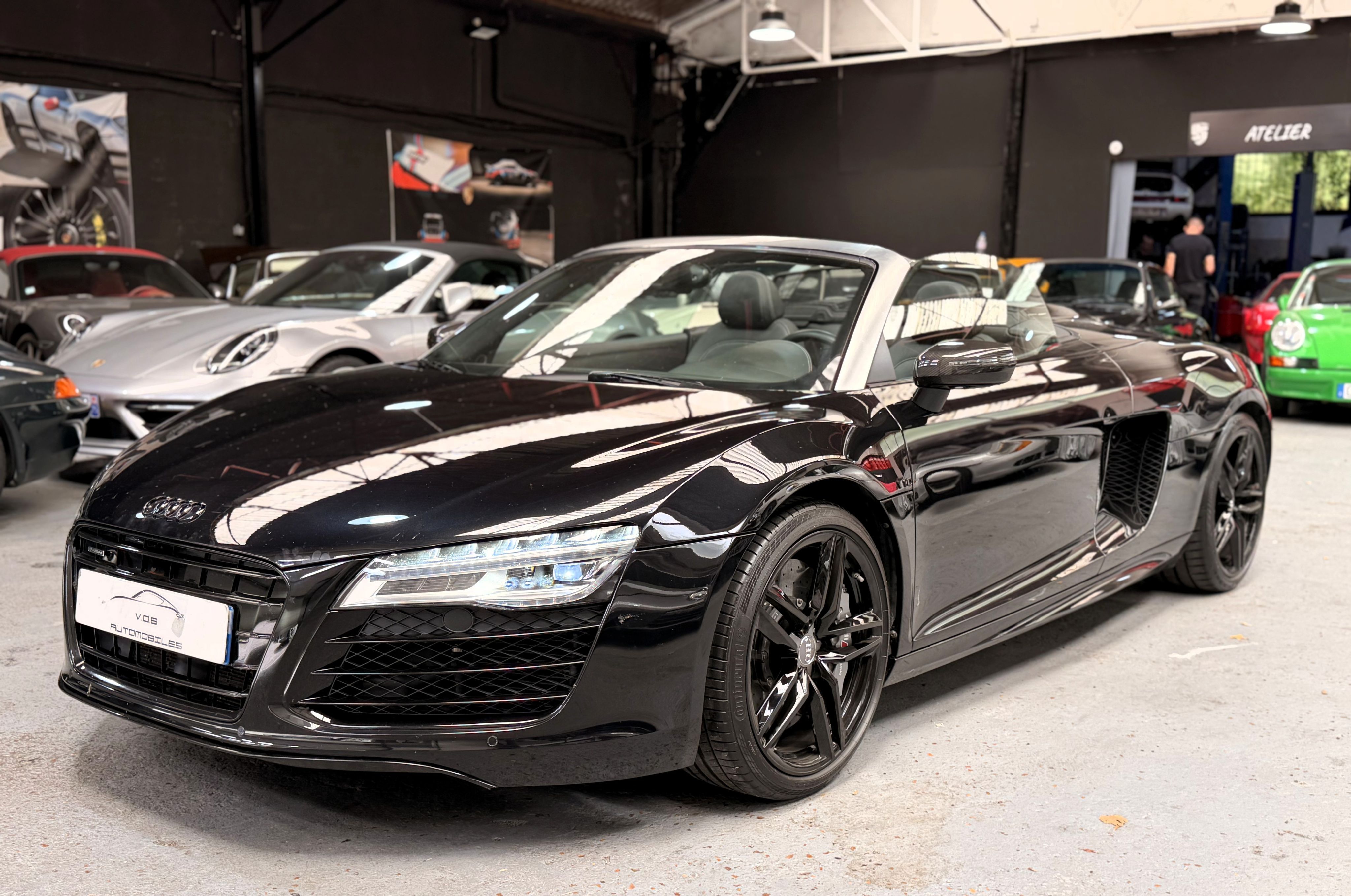 Audi R8 Spyder V10 525CV S TRONIC 2013 — vue avant trois-quarts (4)