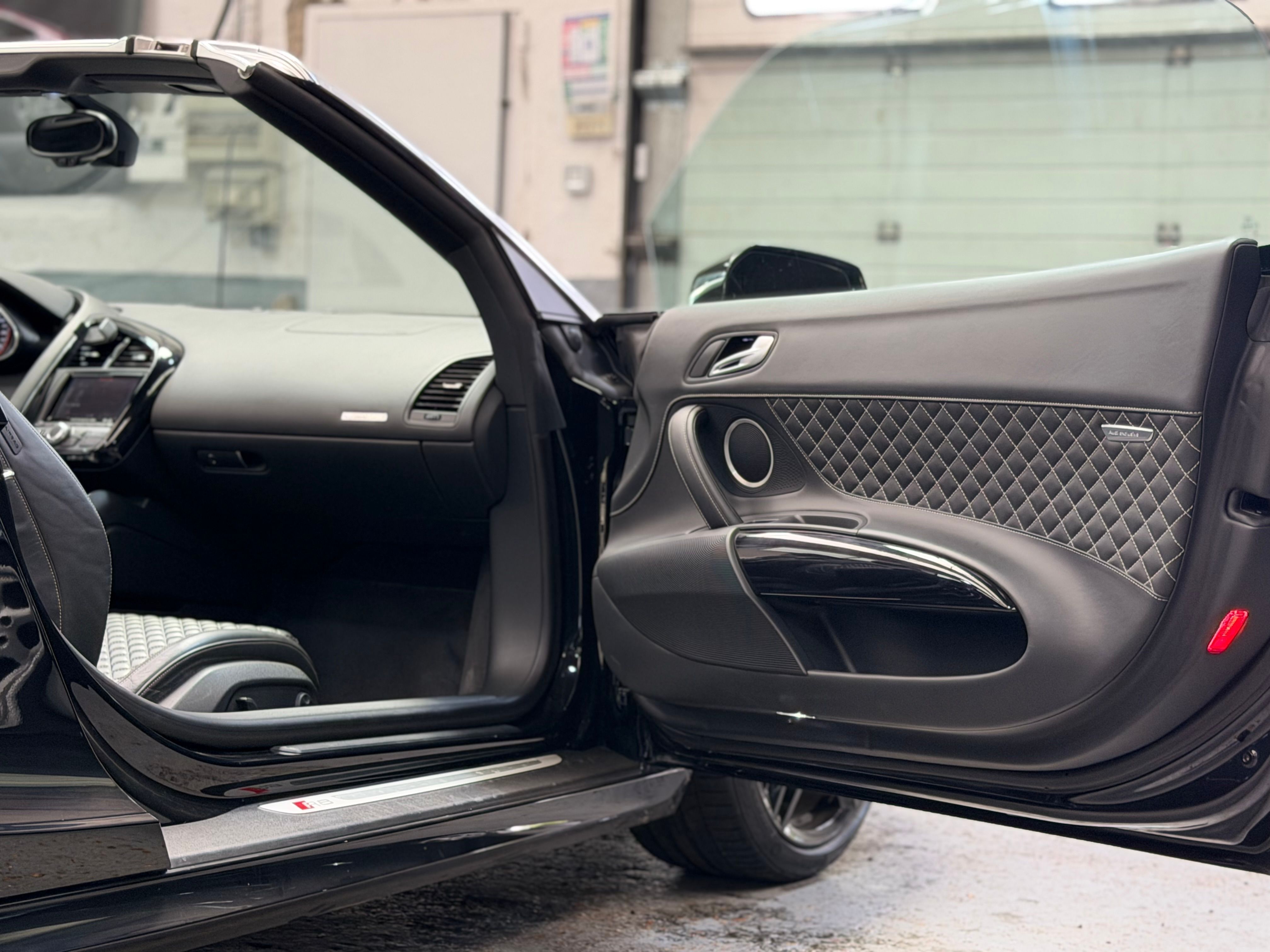 Audi R8 Spyder V10 525CV S TRONIC 2013 — tableau de bord (18)
