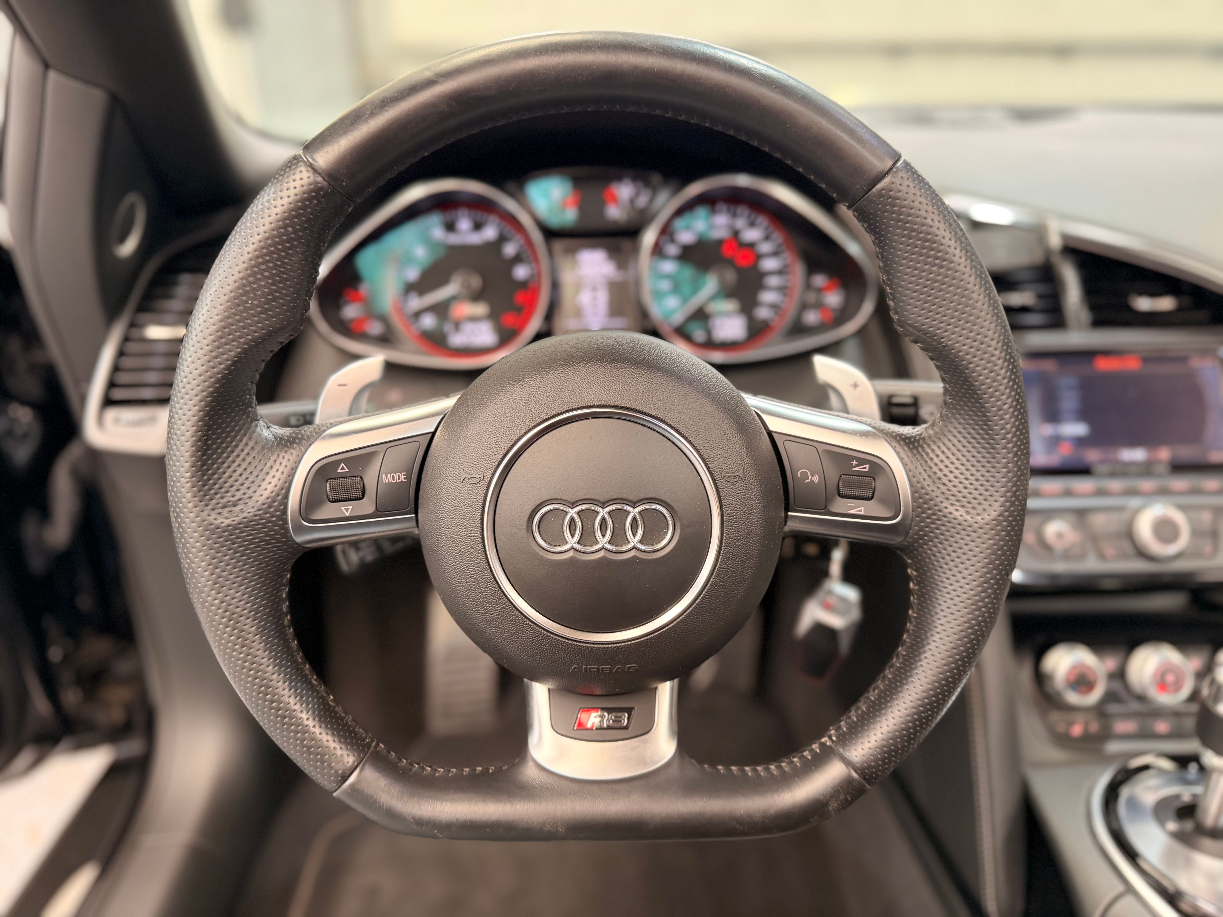 Audi R8 Spyder V10 525CV S TRONIC 2013 — tableau de bord (24)