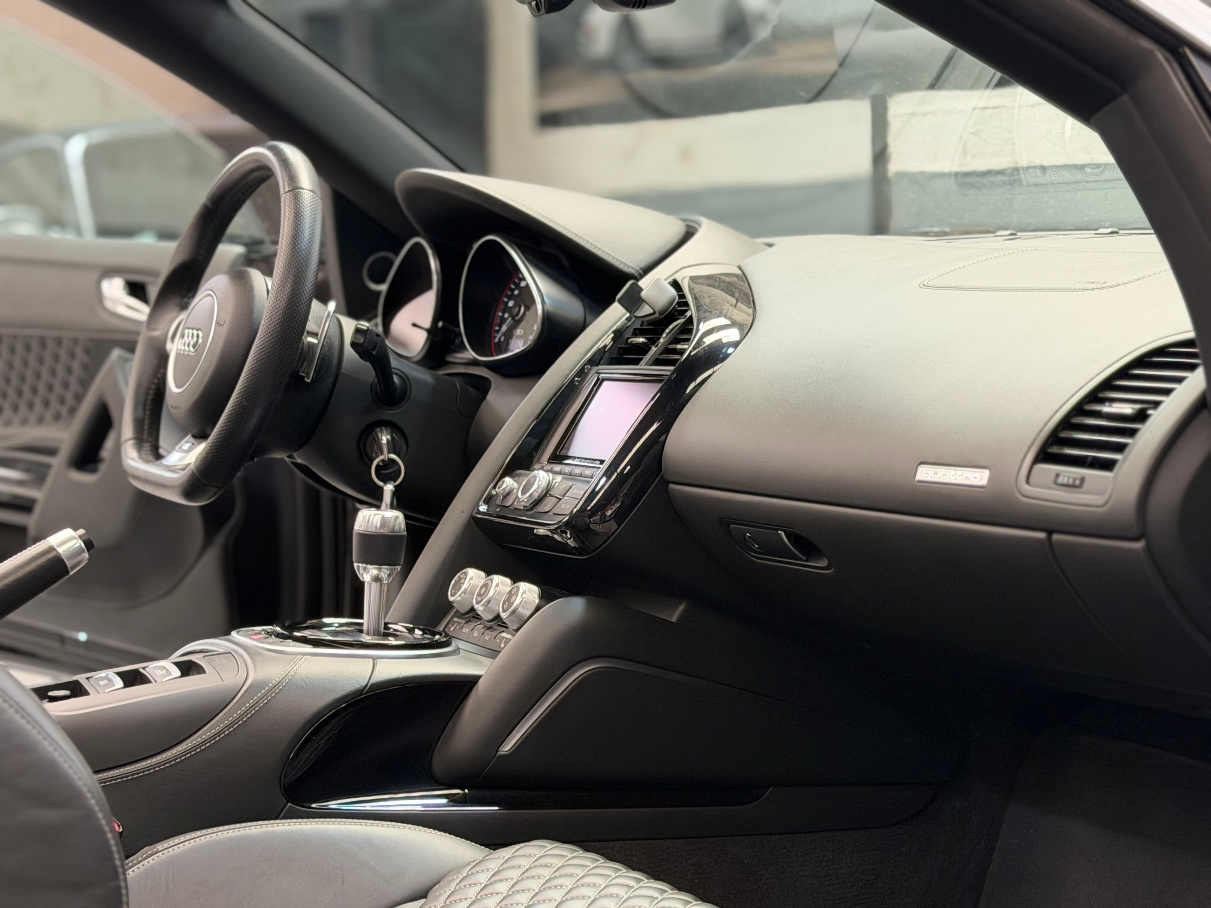 Audi R8 Spyder V10 525CV S TRONIC 2013 — tableau de bord (19)