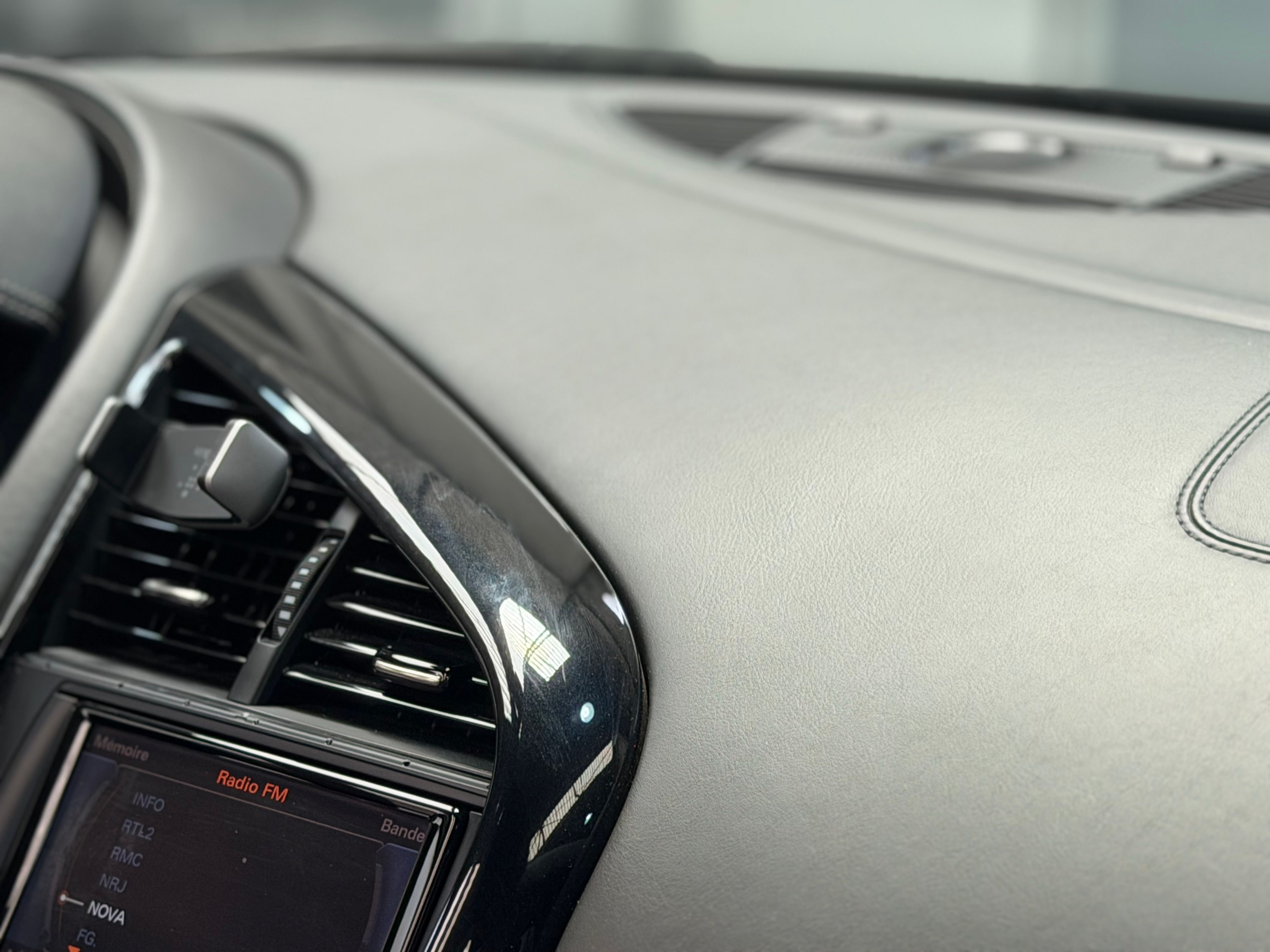 Audi R8 Spyder V10 525CV S TRONIC 2013 — tableau de bord (25)