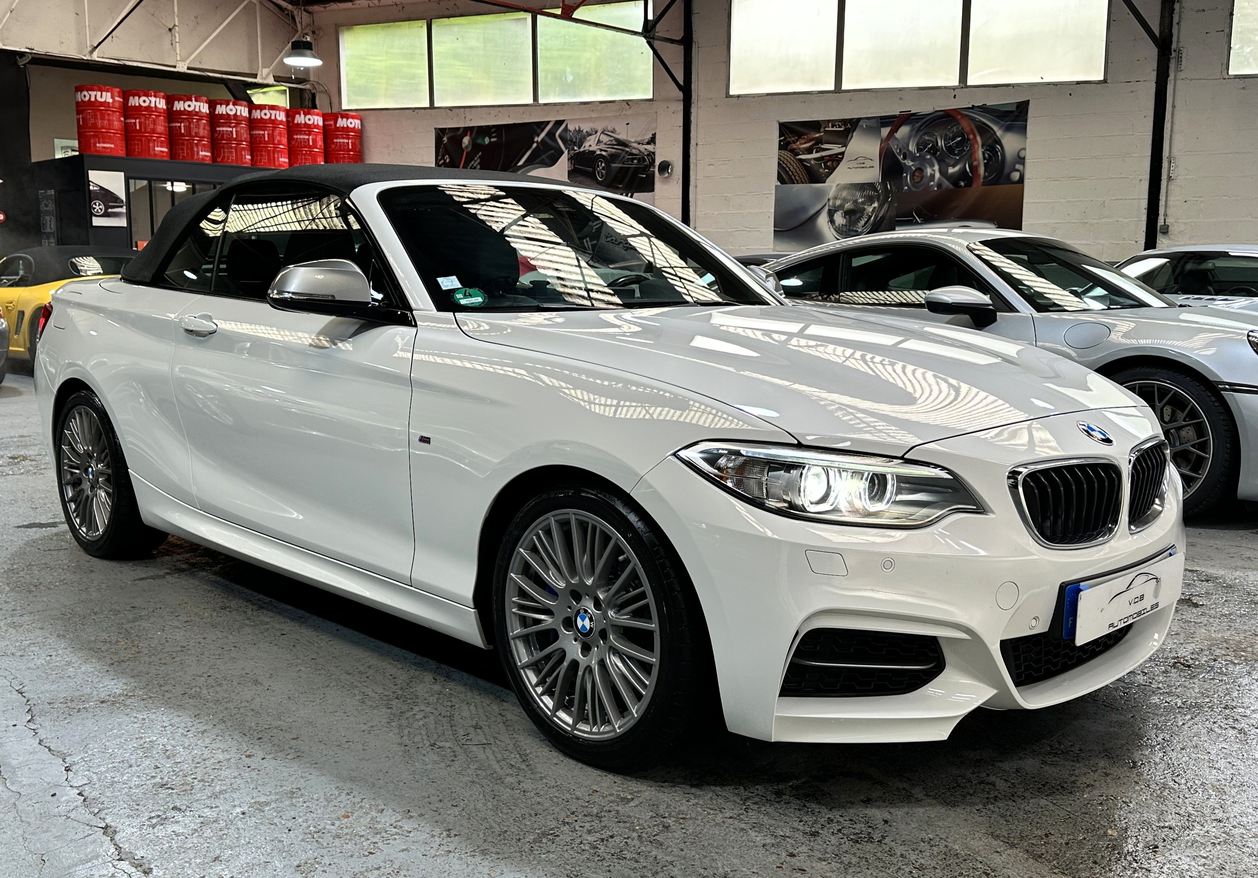BMW M235i Cabriolet 2015 — vue avant trois-quarts (1)