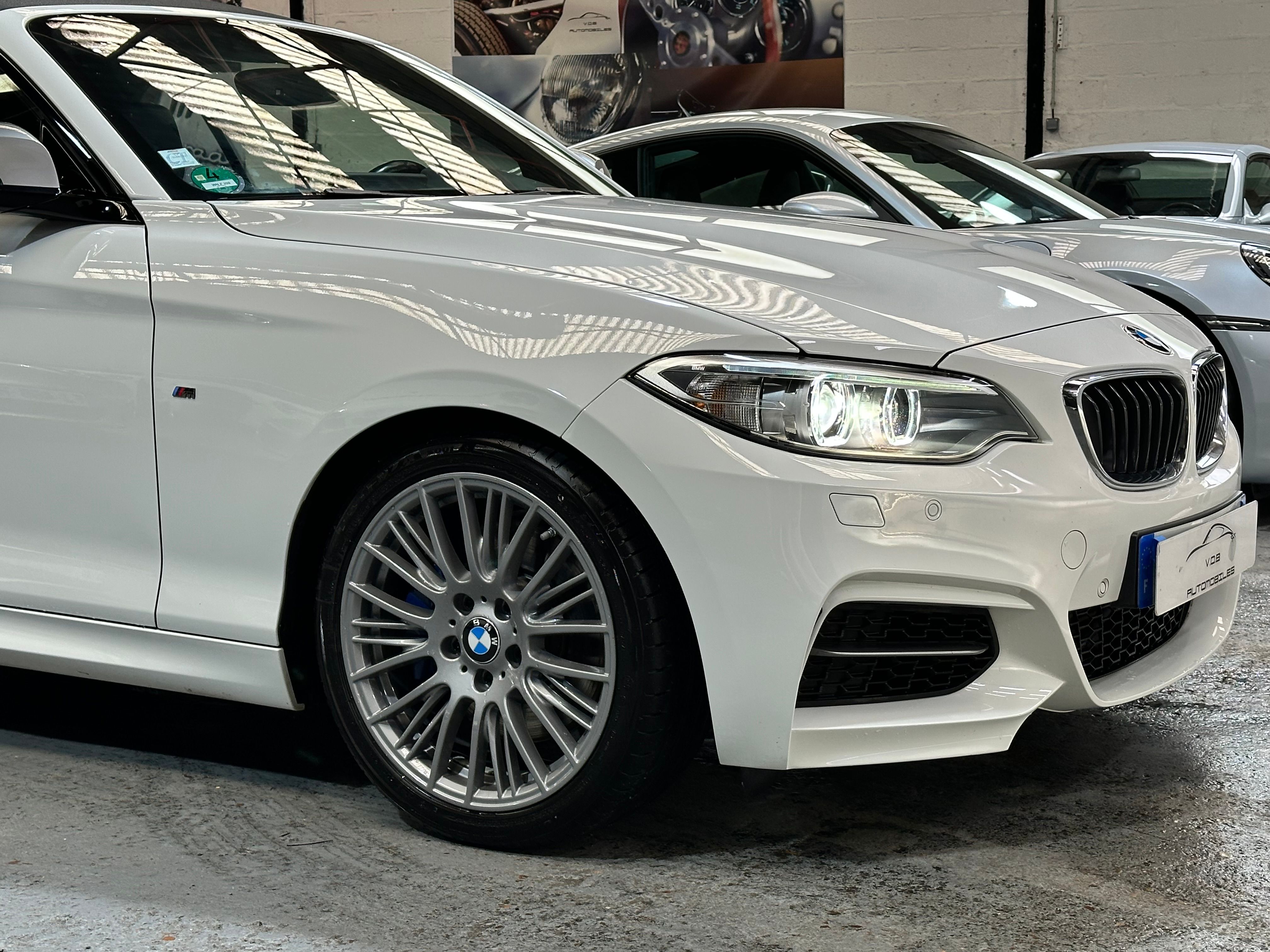 BMW M235i Cabriolet 2015 — vue avant trois-quarts (3)