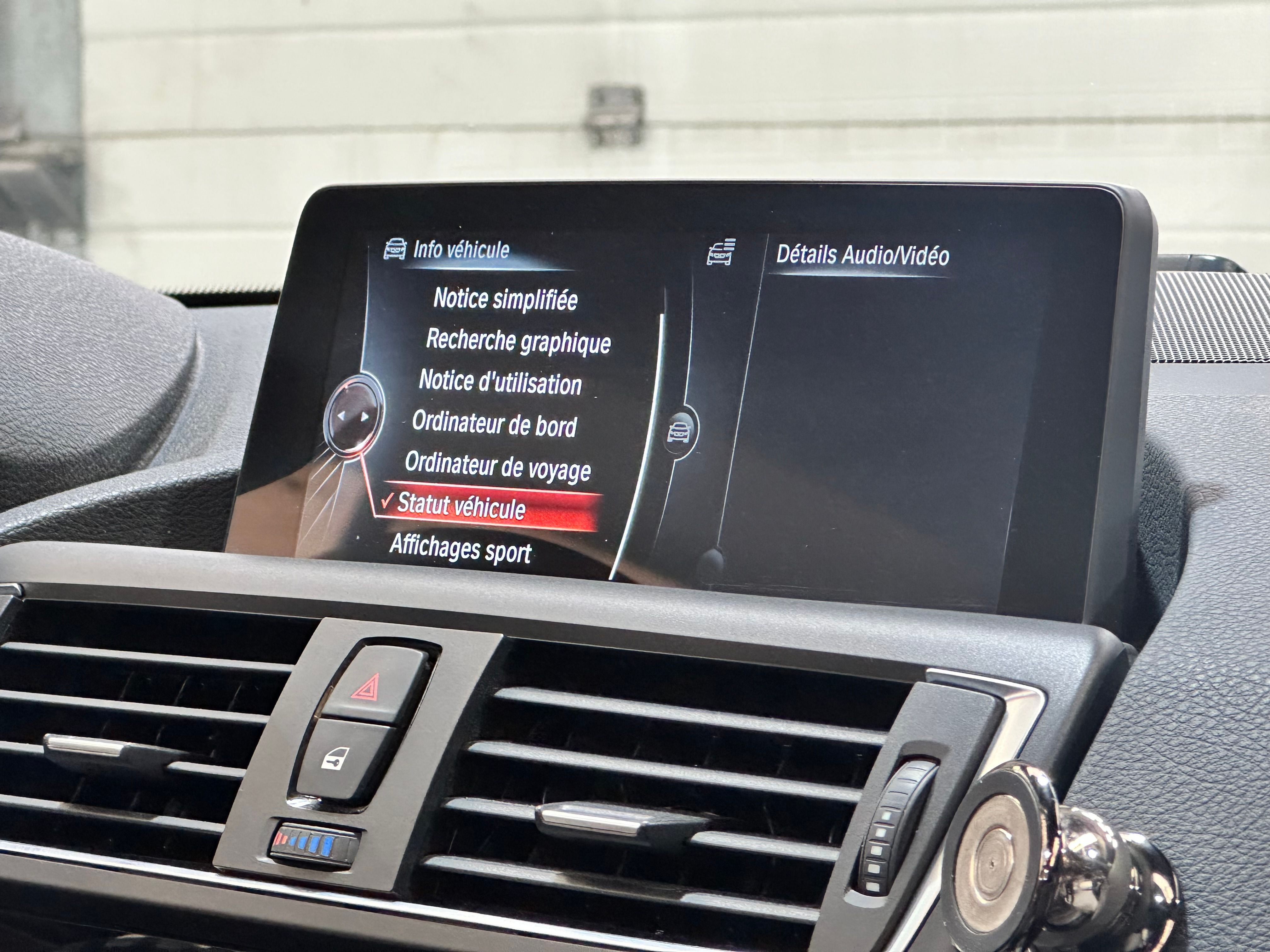 BMW M235i Cabriolet 2015 — tableau de bord (28)