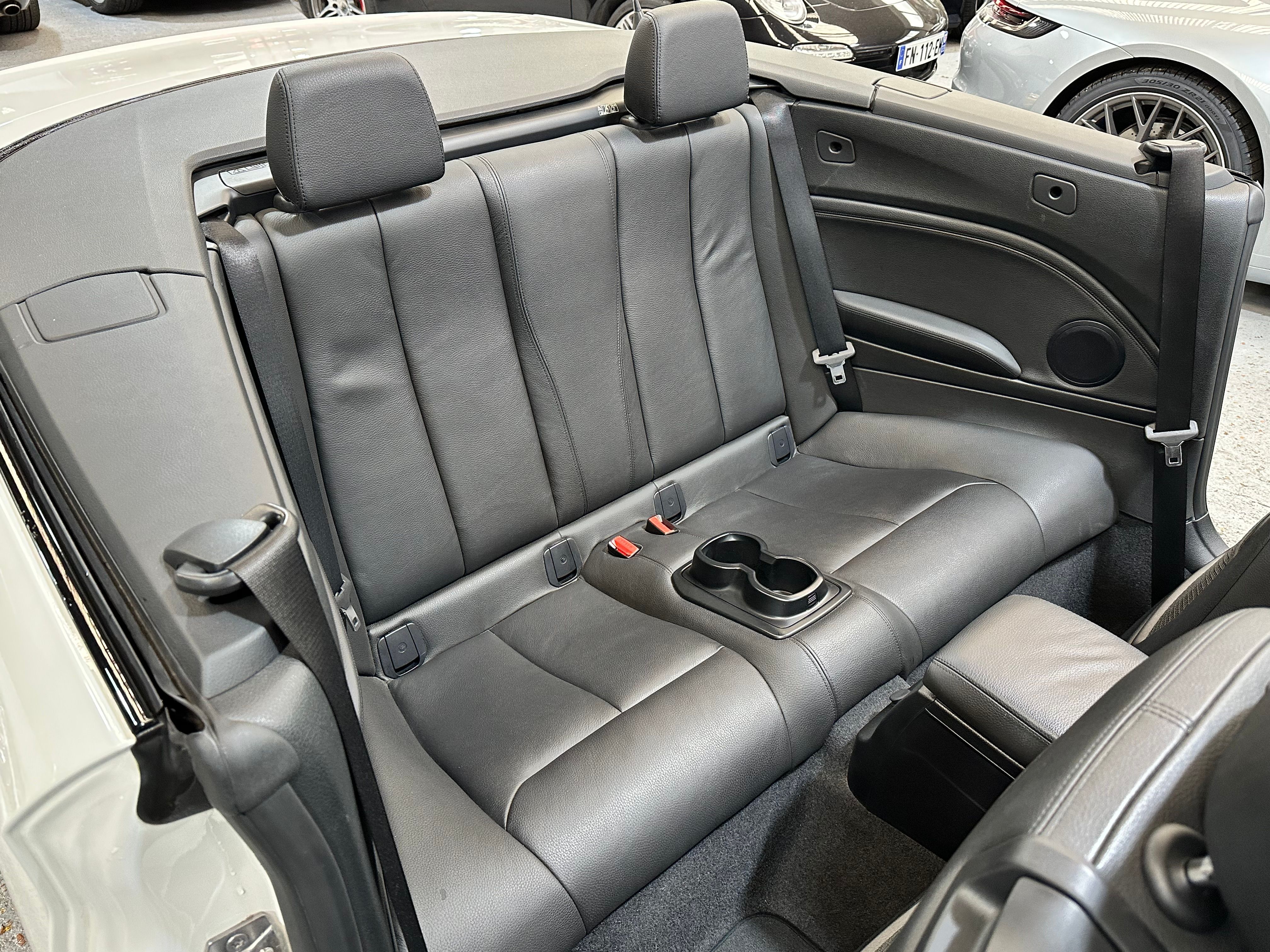 BMW M235i Cabriolet 2015 — places arriere (35)