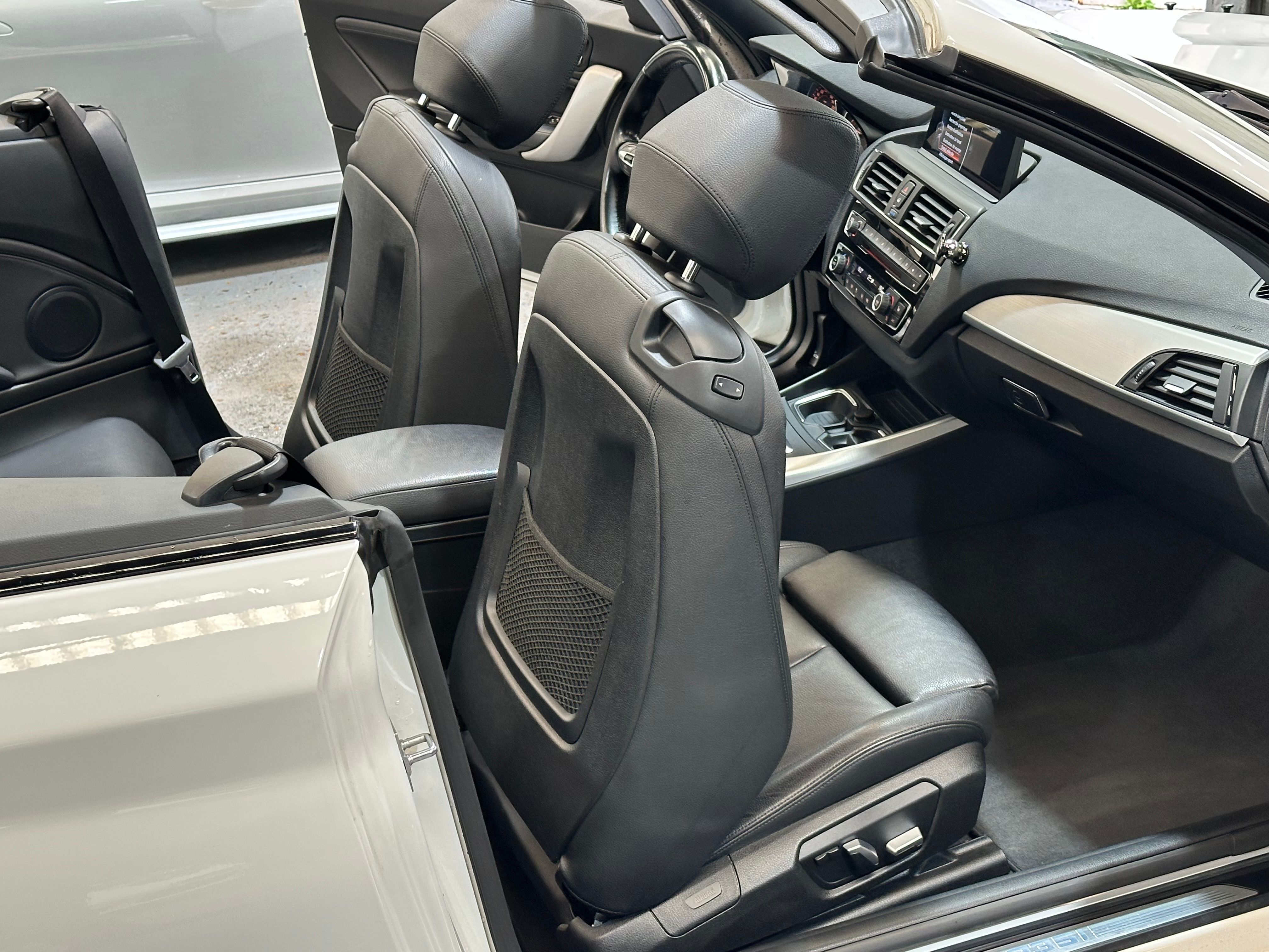 BMW M235i Cabriolet 2015 — sieges (31)