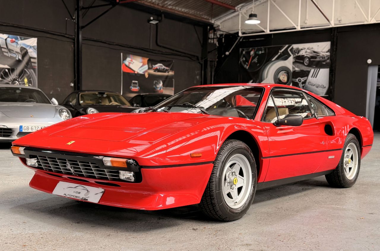 Ferrari 308 GTB Quattrovalvole (1985) — Origine Pozzi — Même propriétaire depuis 1987 — Carnet & Factures depuis l'origine 1984 — photo (1)