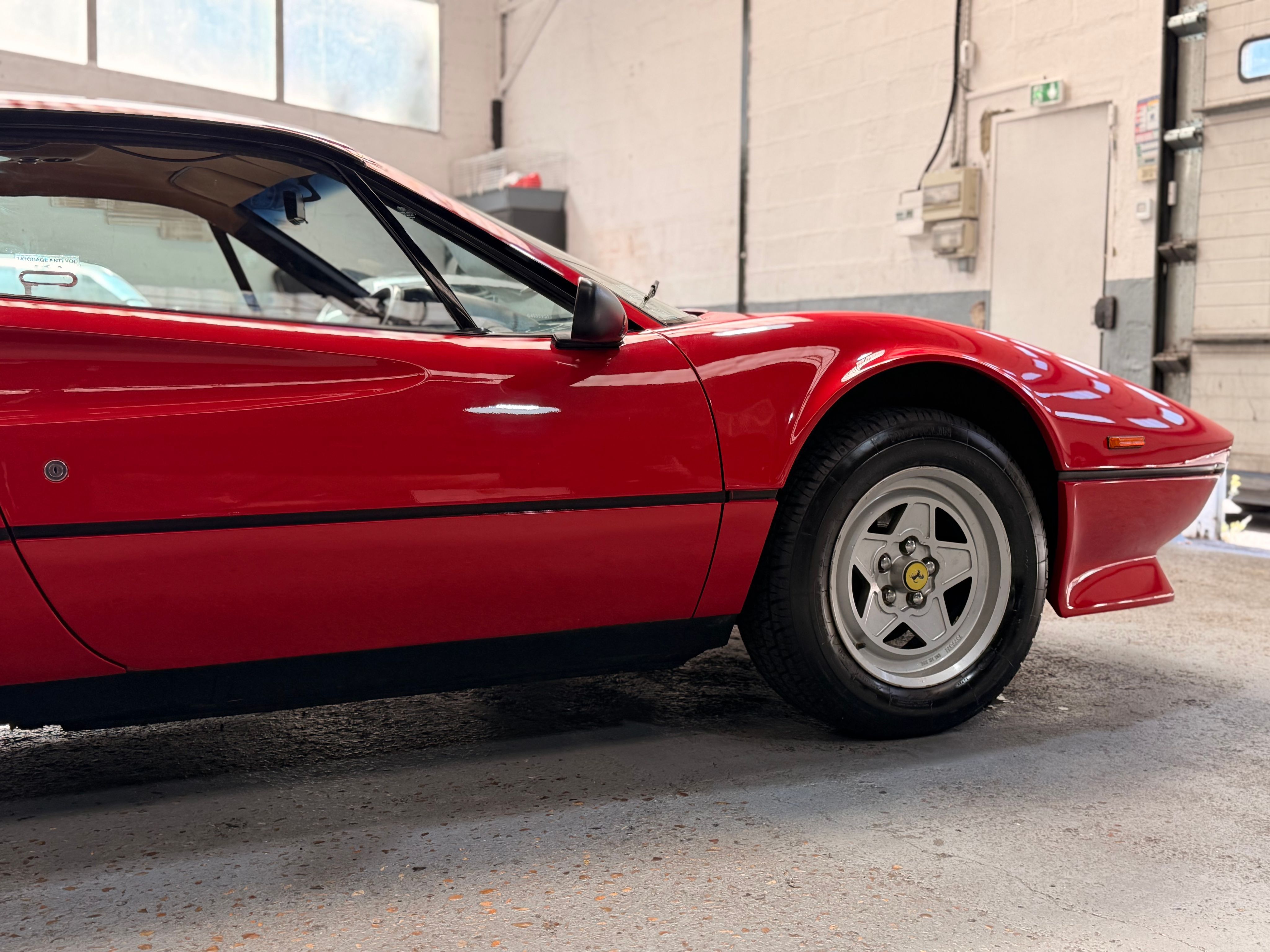 Ferrari 308 GTB Quattrovalvole (1985) — Origine Pozzi — Même propriétaire depuis 1987 — Carnet & Factures depuis l'origine 1984 — photo (14)