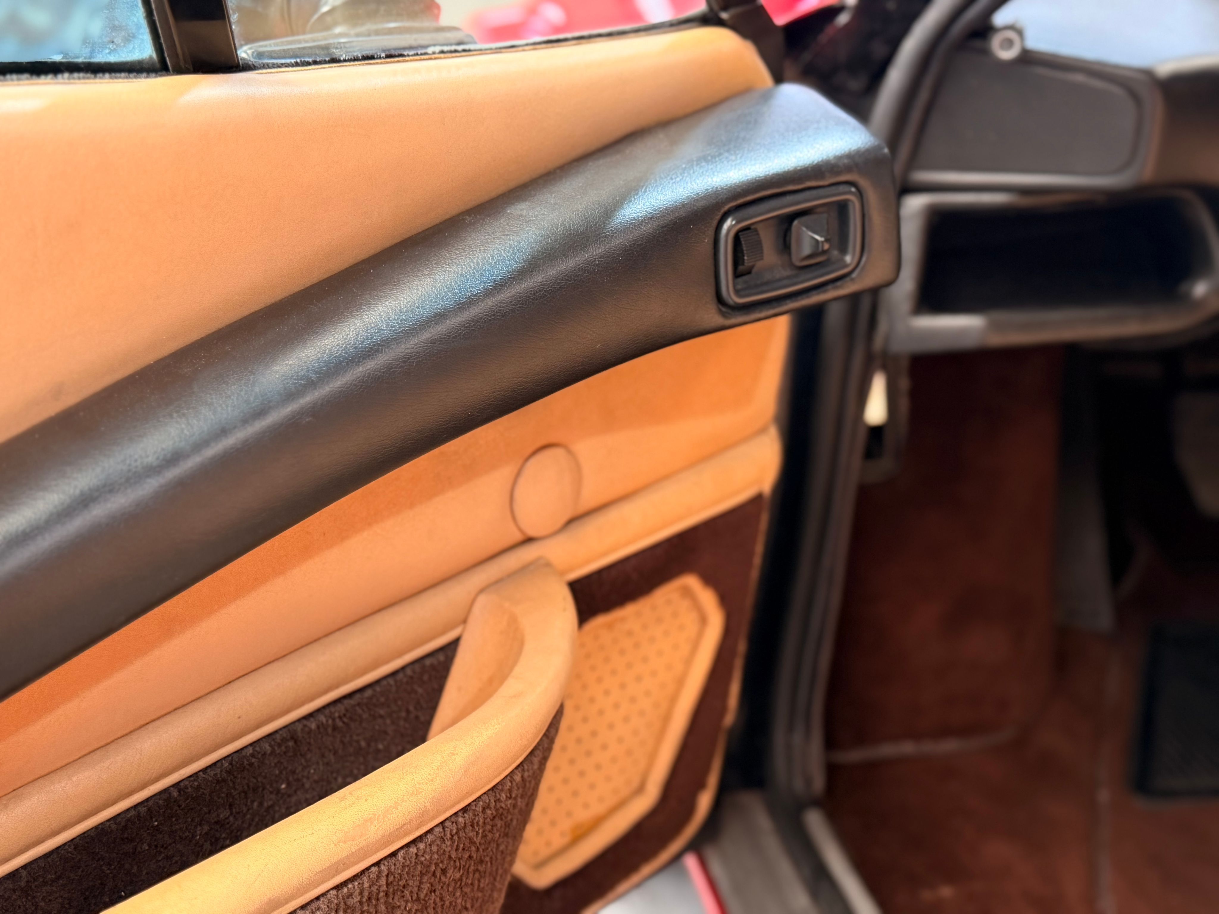 Ferrari 308 GTB Quattrovalvole (1985) — Origine Pozzi — Même propriétaire depuis 1987 — Carnet & Factures depuis l'origine 1984 — photo (25)