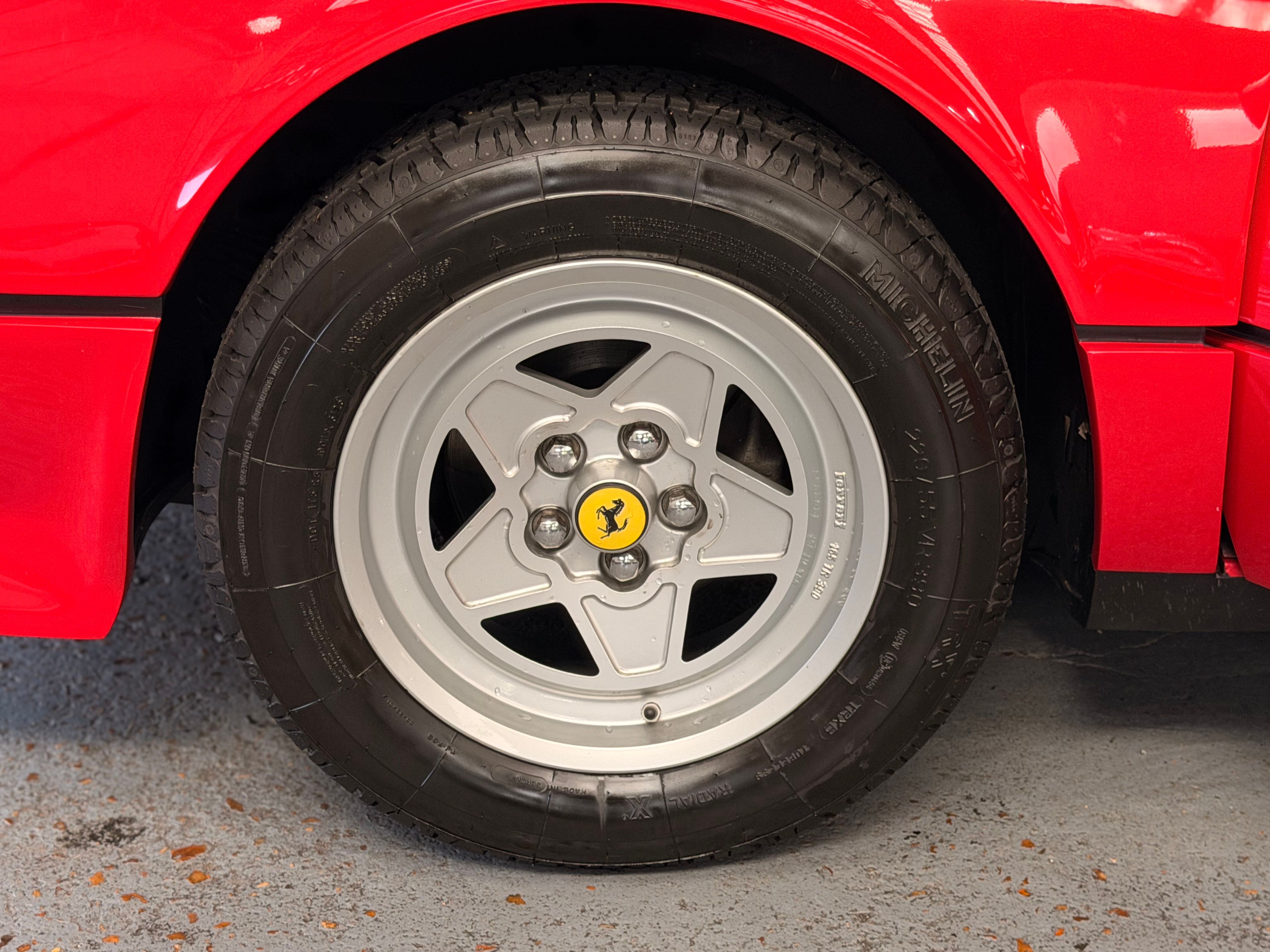 Ferrari 308 GTB Quattrovalvole (1985) — Origine Pozzi — Même propriétaire depuis 1987 — Carnet & Factures depuis l'origine 1984 — photo (26)