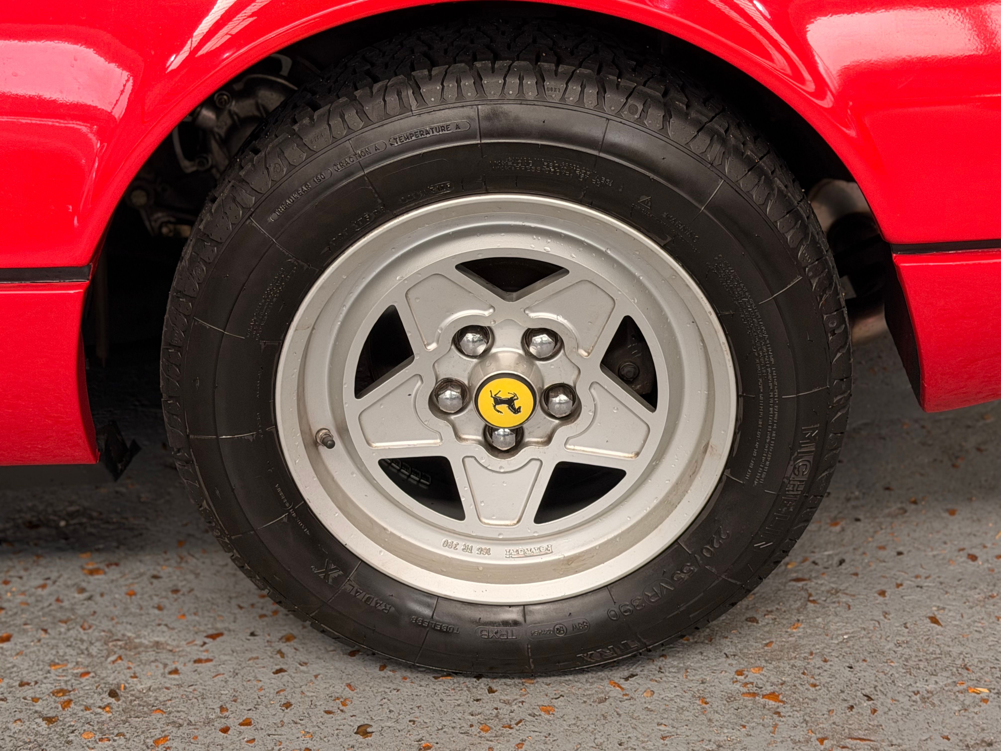 Ferrari 308 GTB Quattrovalvole (1985) — Origine Pozzi — Même propriétaire depuis 1987 — Carnet & Factures depuis l'origine 1984 — photo (27)