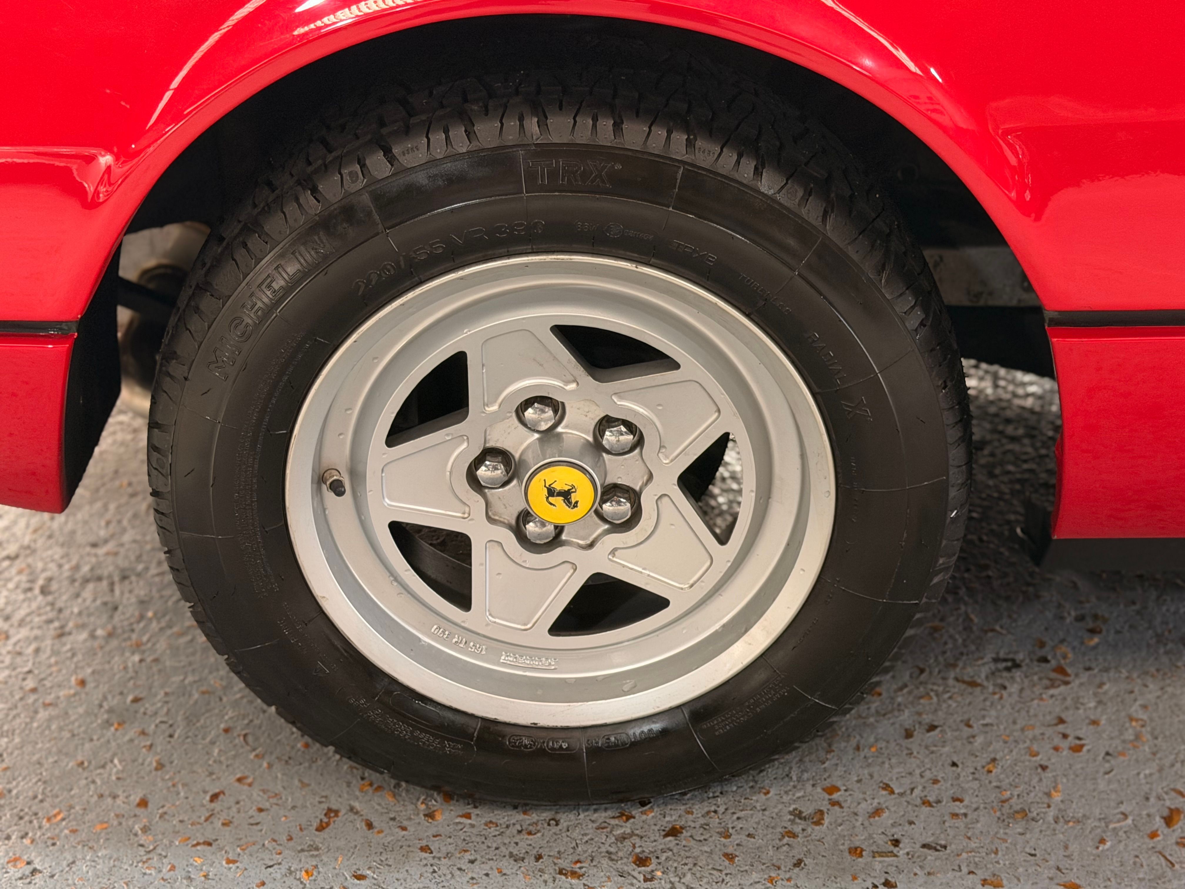 Ferrari 308 GTB Quattrovalvole (1985) — Origine Pozzi — Même propriétaire depuis 1987 — Carnet & Factures depuis l'origine 1984 — photo (28)