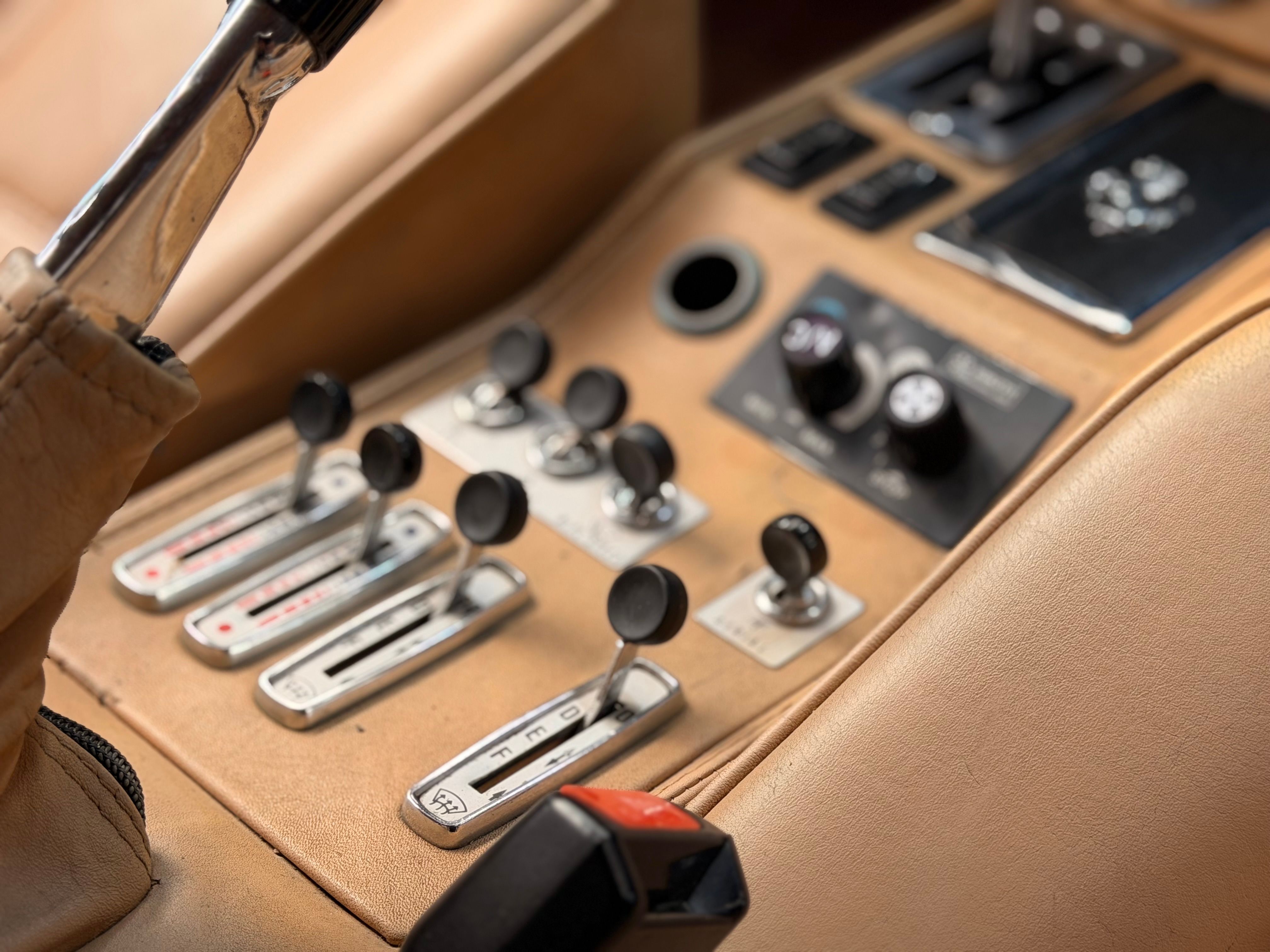 Ferrari 308 GTB Quattrovalvole (1985) — Origine Pozzi — Même propriétaire depuis 1987 — Carnet & Factures depuis l'origine 1984 — photo (33)