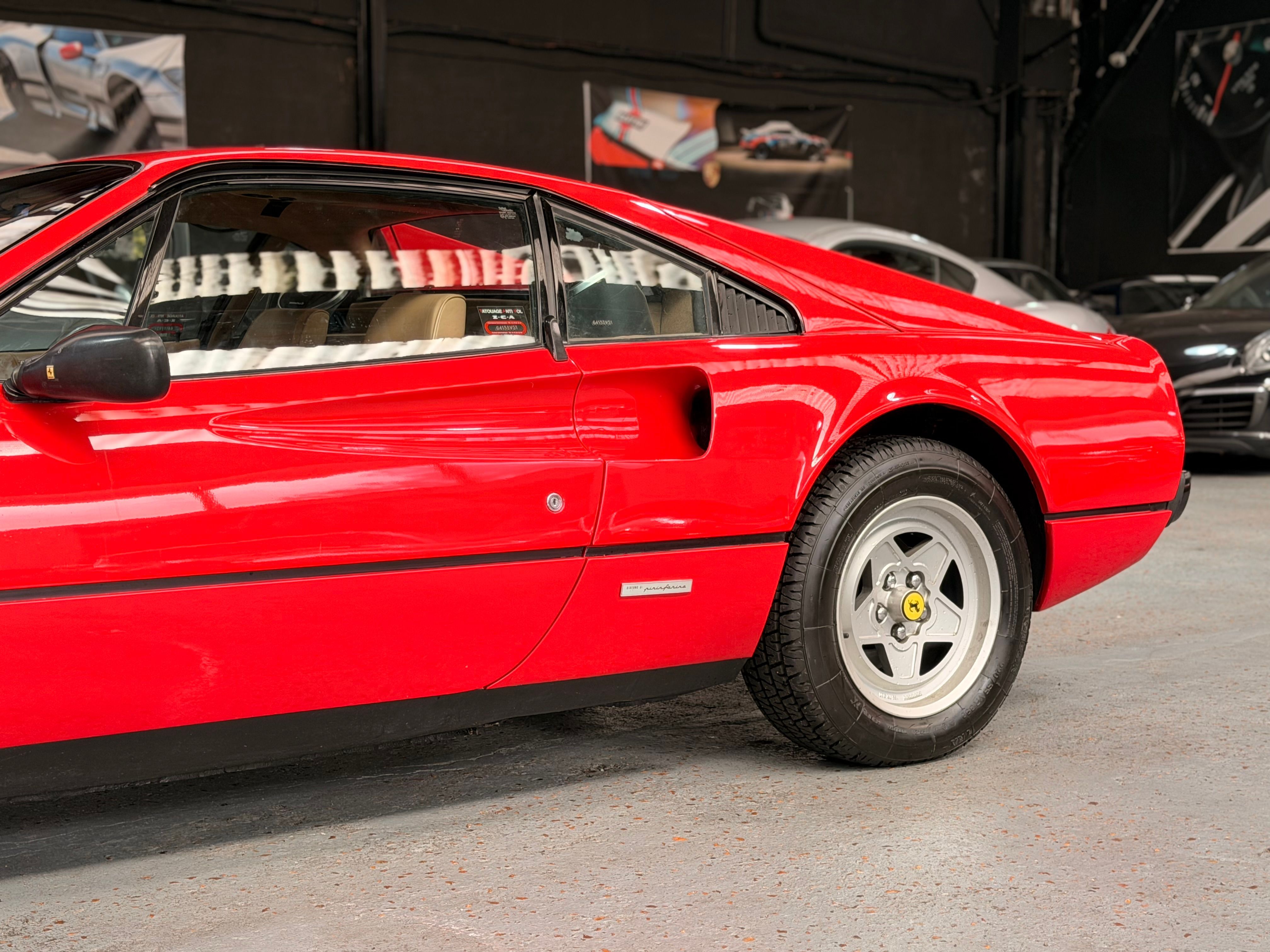 Ferrari 308 GTB Quattrovalvole (1985) — Origine Pozzi — Même propriétaire depuis 1987 — Carnet & Factures depuis l'origine 1984 — photo (4)