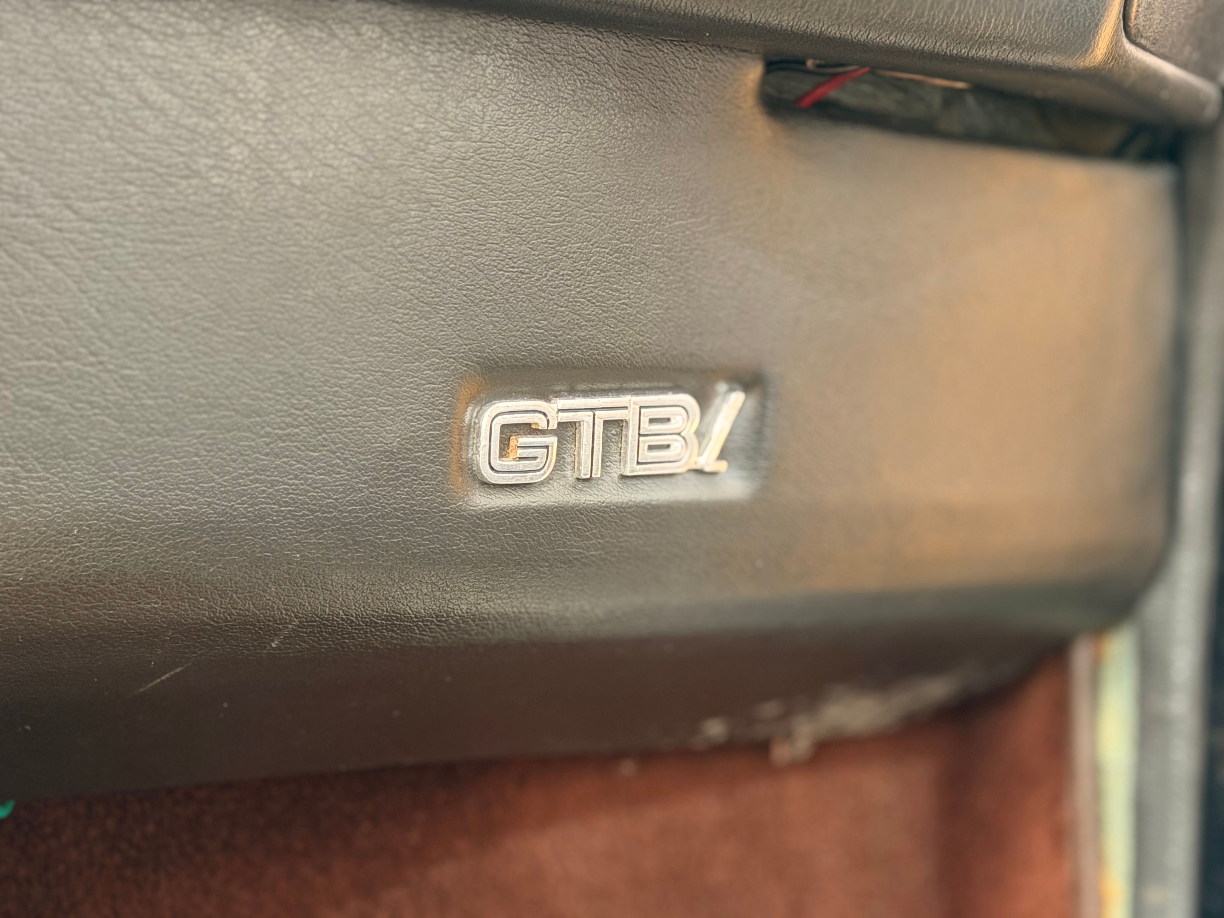 Ferrari 308 GTB Quattrovalvole (1985) — Origine Pozzi — Même propriétaire depuis 1987 — Carnet & Factures depuis l'origine 1984 — photo (40)