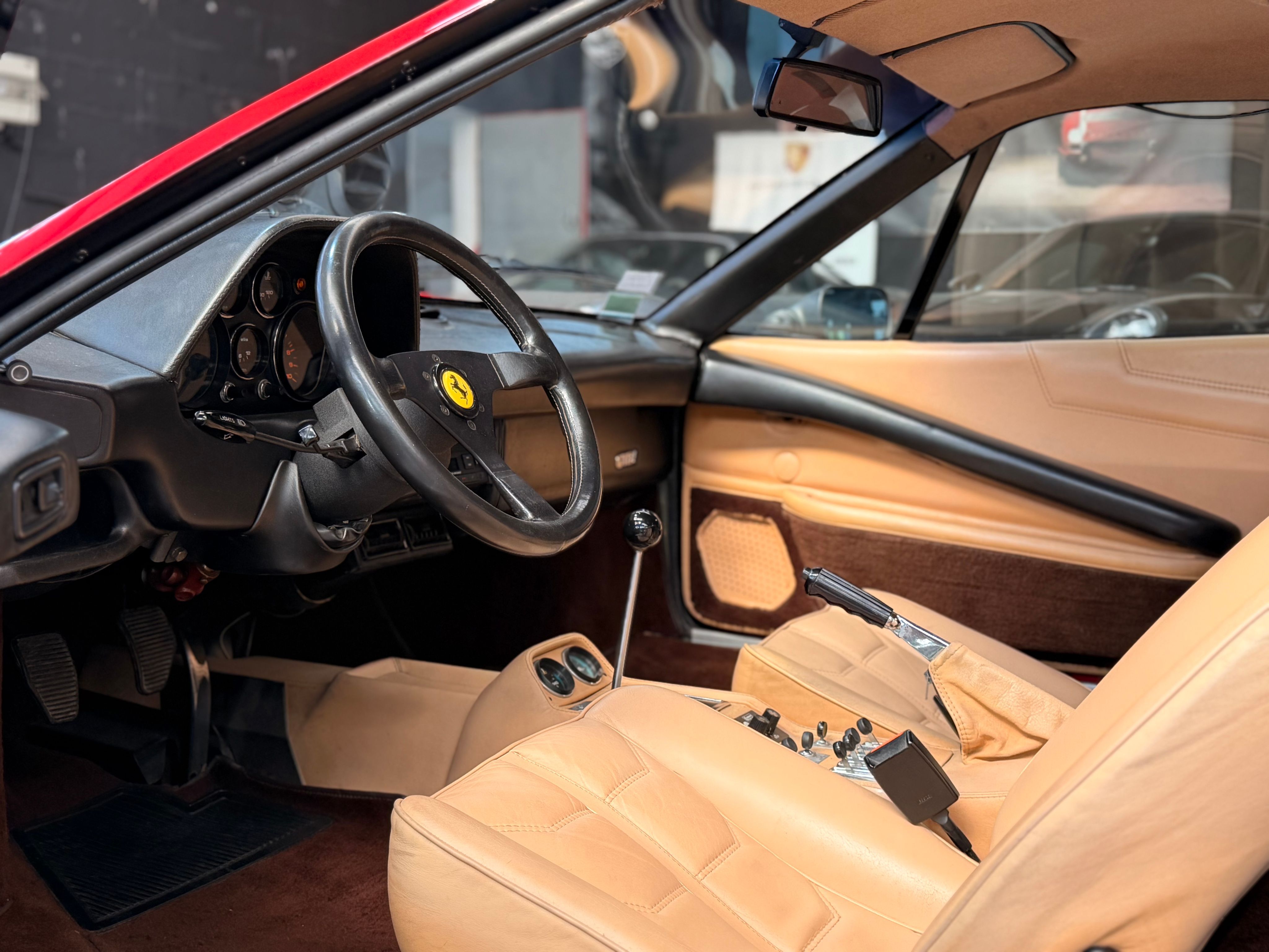 Ferrari 308 GTB Quattrovalvole (1985) — Origine Pozzi — Même propriétaire depuis 1987 — Carnet & Factures depuis l'origine 1984 — photo (5)