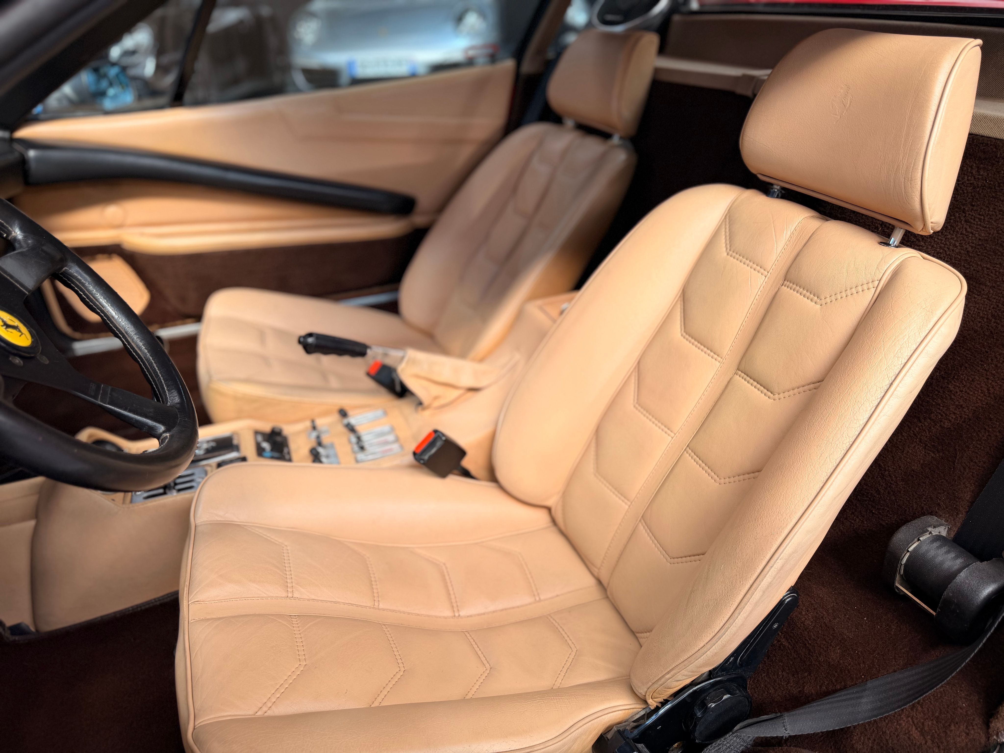 Ferrari 308 GTB Quattrovalvole (1985) — Origine Pozzi — Même propriétaire depuis 1987 — Carnet & Factures depuis l'origine 1984 — photo (6)