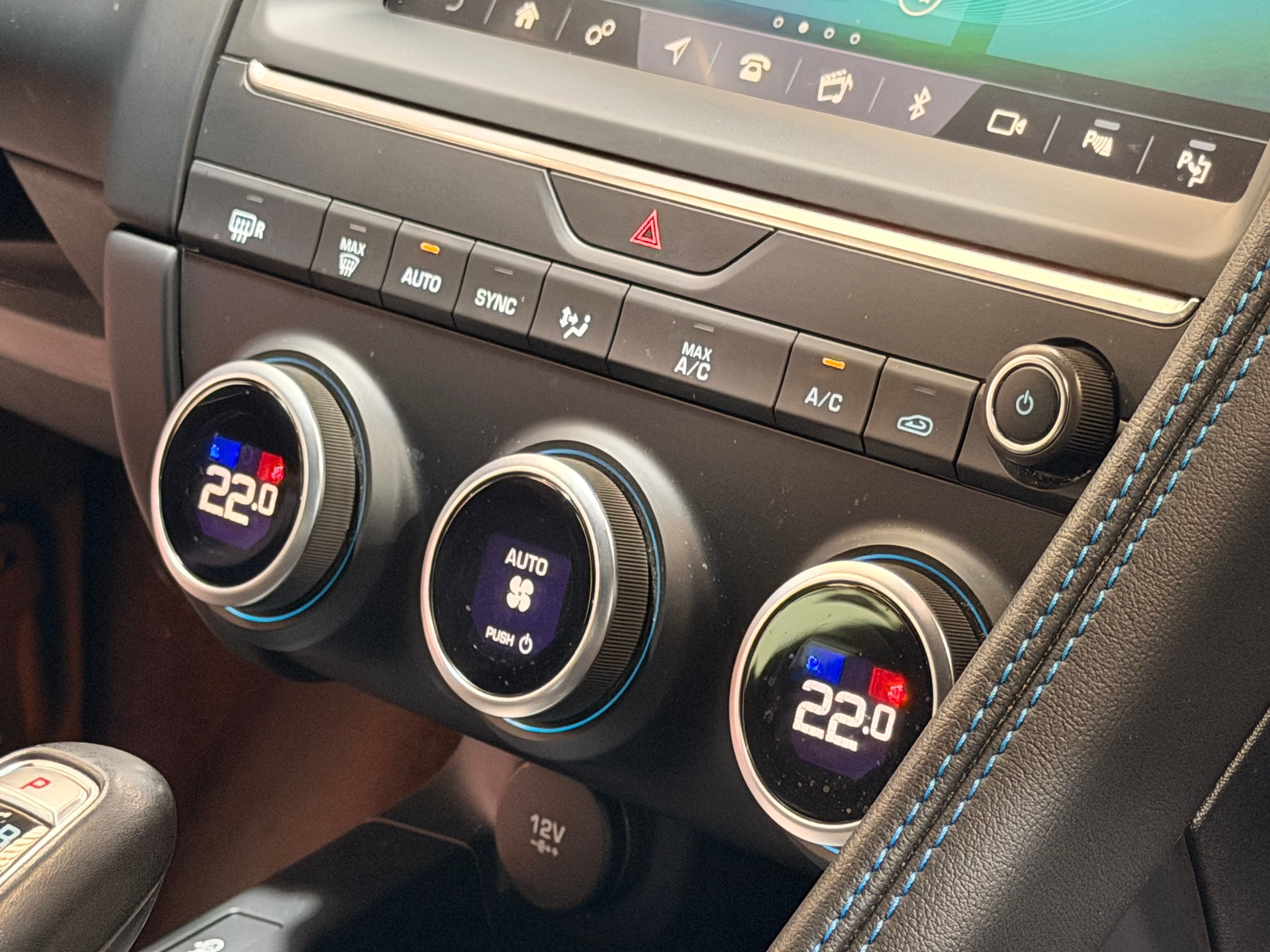 Jaguar E-Pace R-Dynamic 2018 — detail (44)