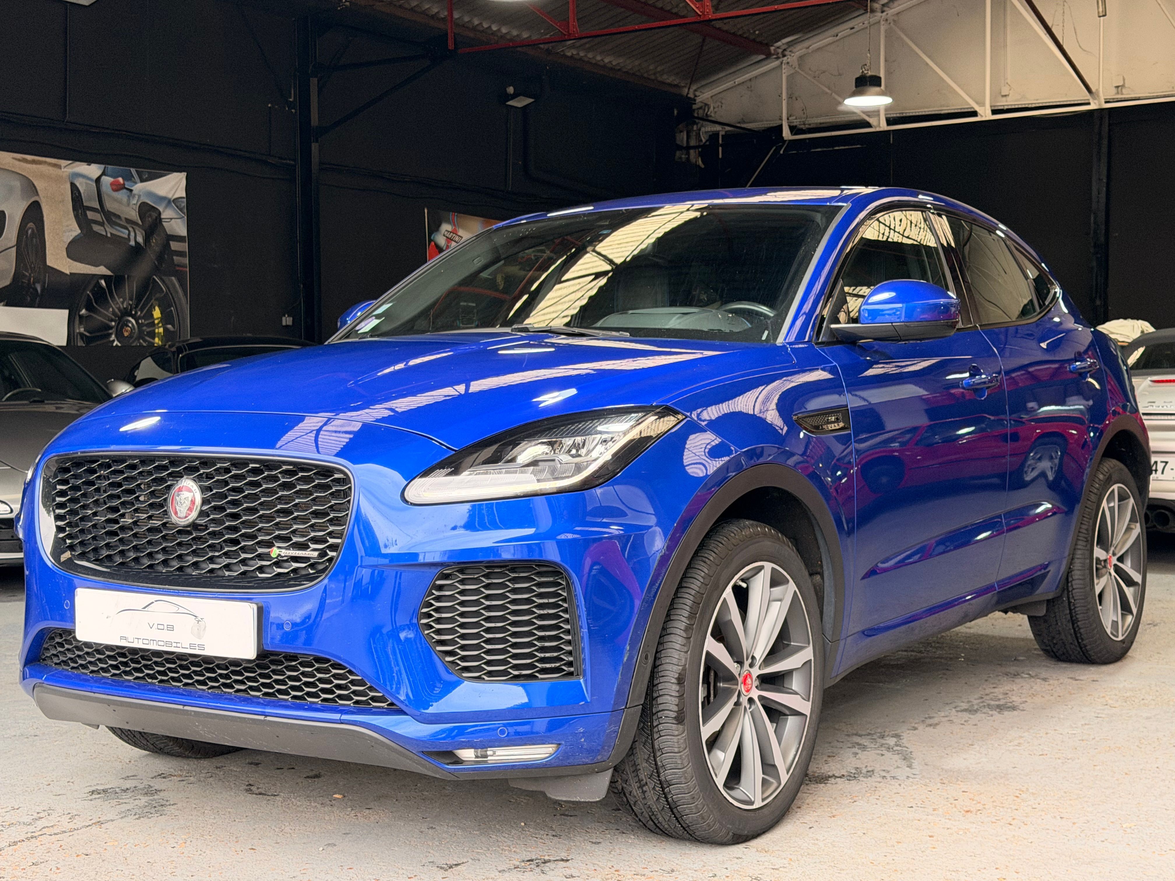 Jaguar E-Pace R-Dynamic 2018 — vue avant trois-quarts (1)