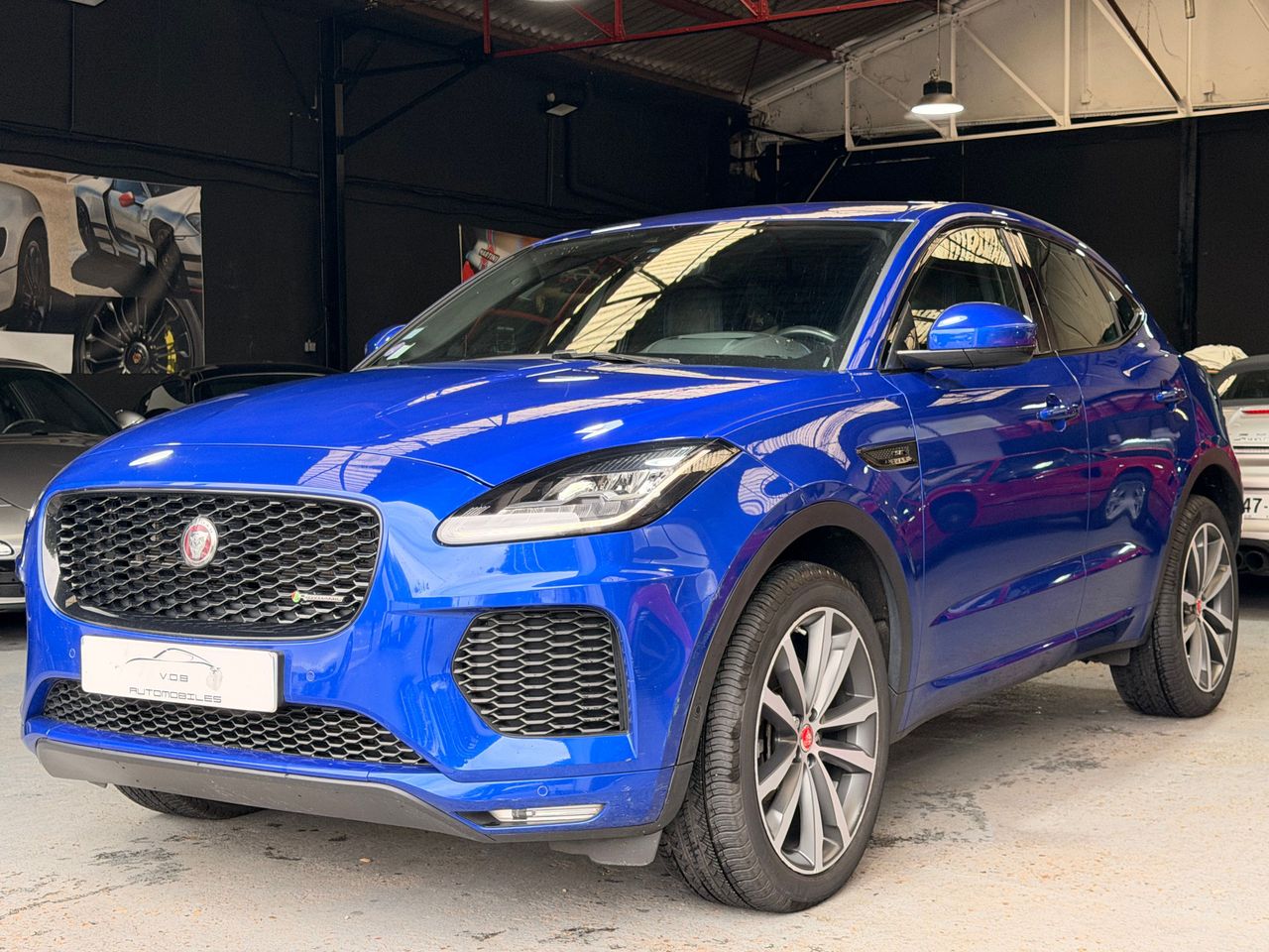Jaguar E-Pace R-Dynamic 2018 — vue avant trois-quarts (1)