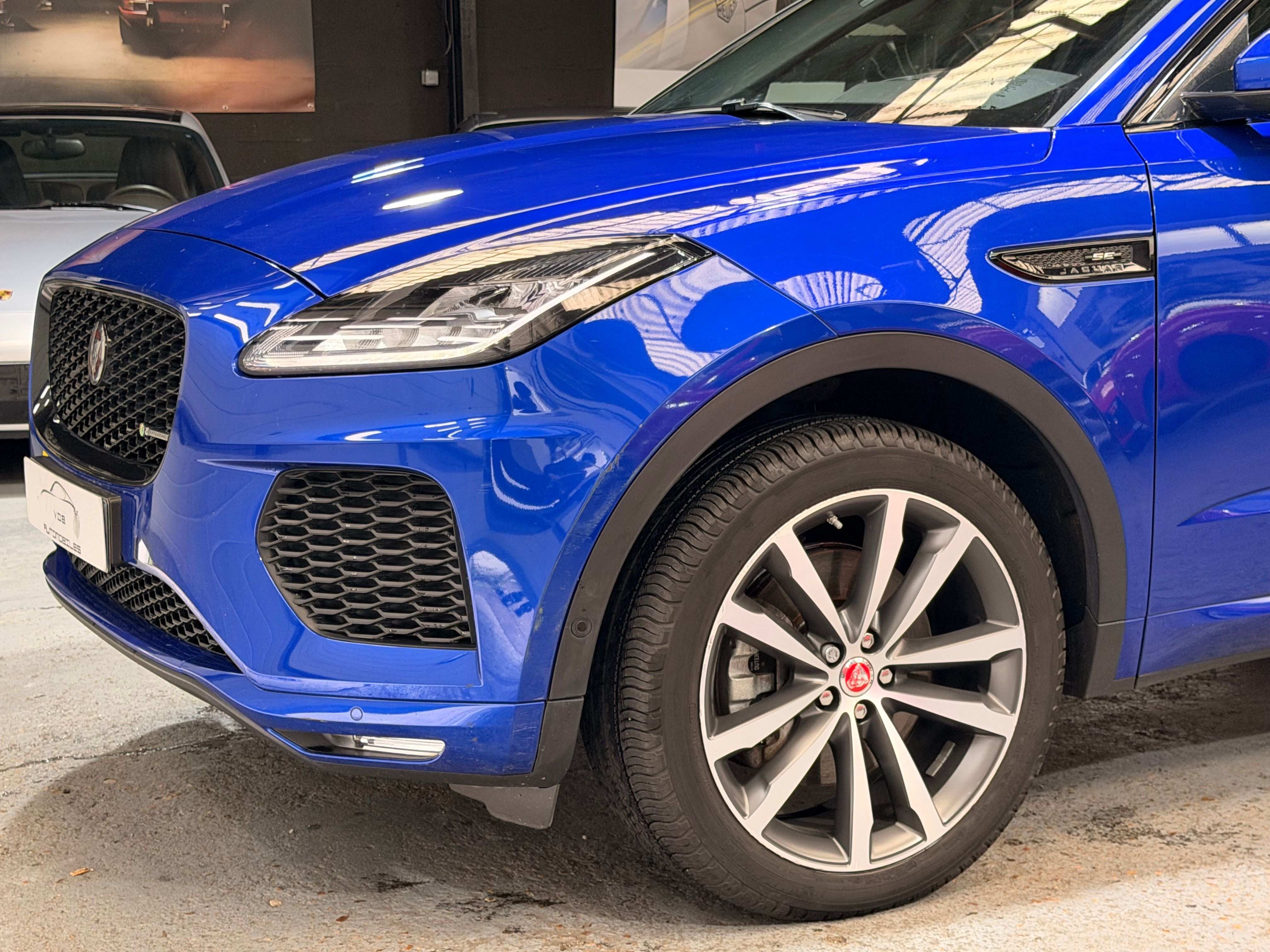 Jaguar E-Pace R-Dynamic 2018 — vue avant trois-quarts (3)