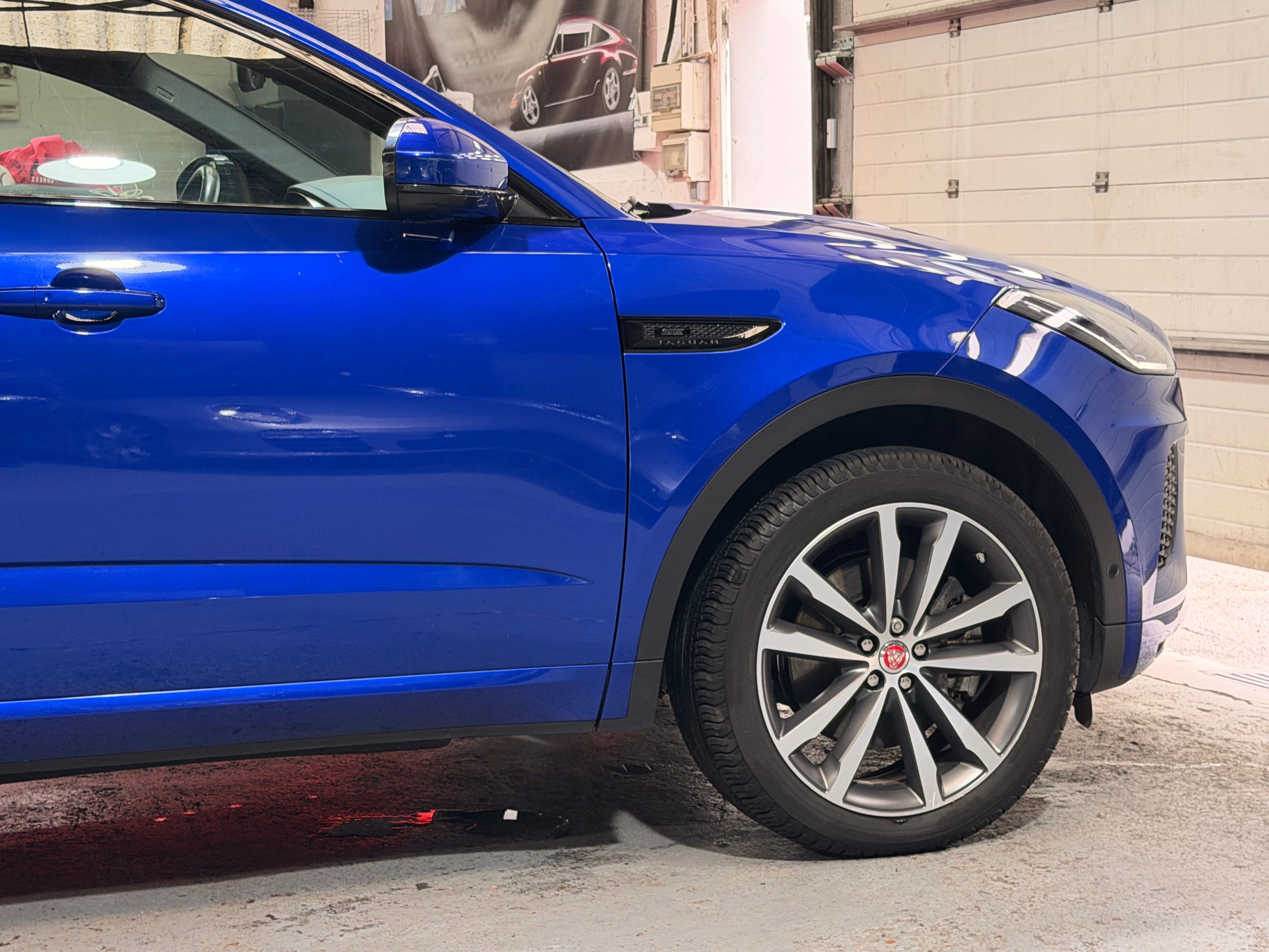 Jaguar E-Pace R-Dynamic 2018 — vue avant trois-quarts (4)