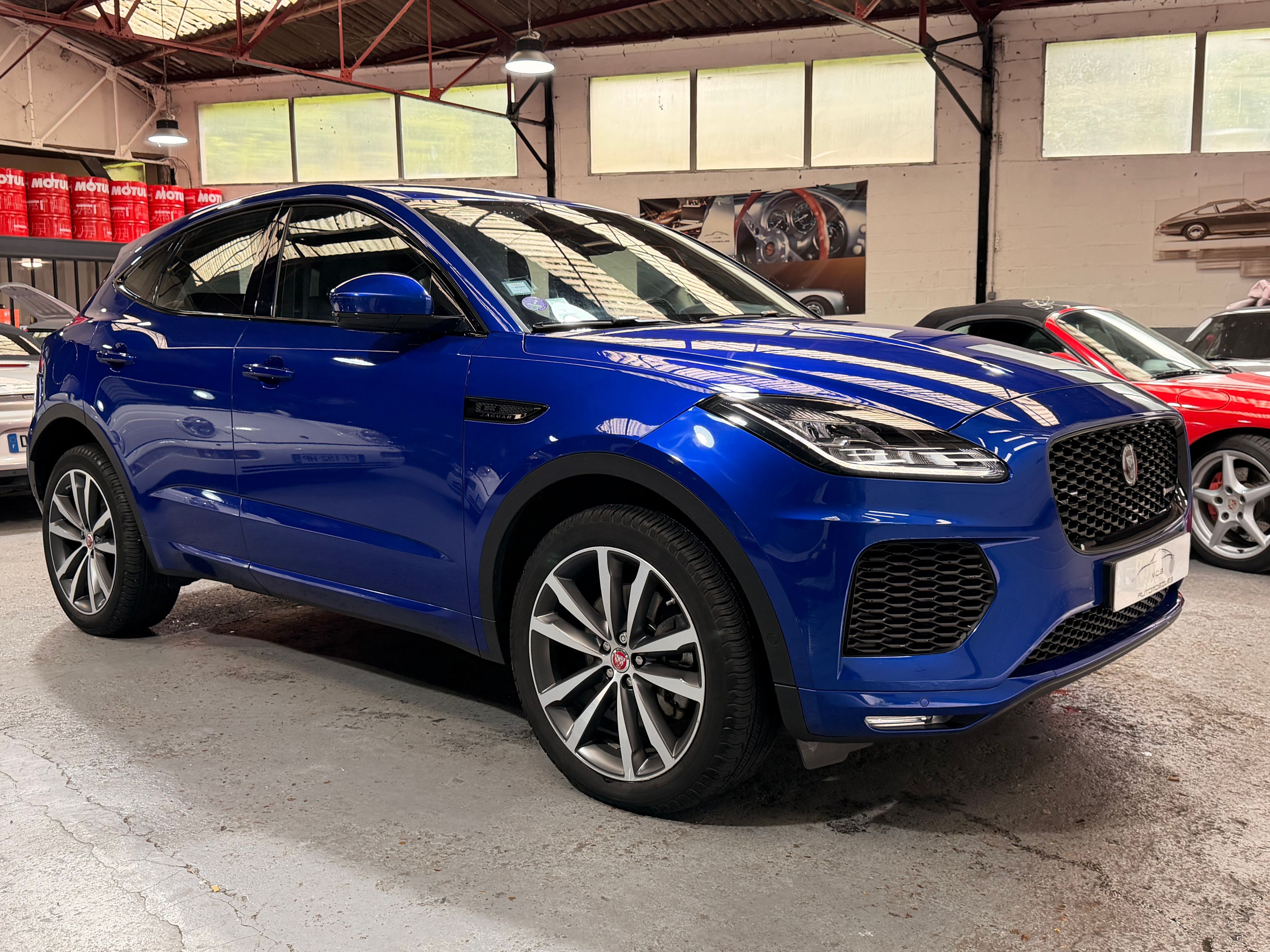 Jaguar E-Pace R-Dynamic 2018 — vue avant trois-quarts (2)