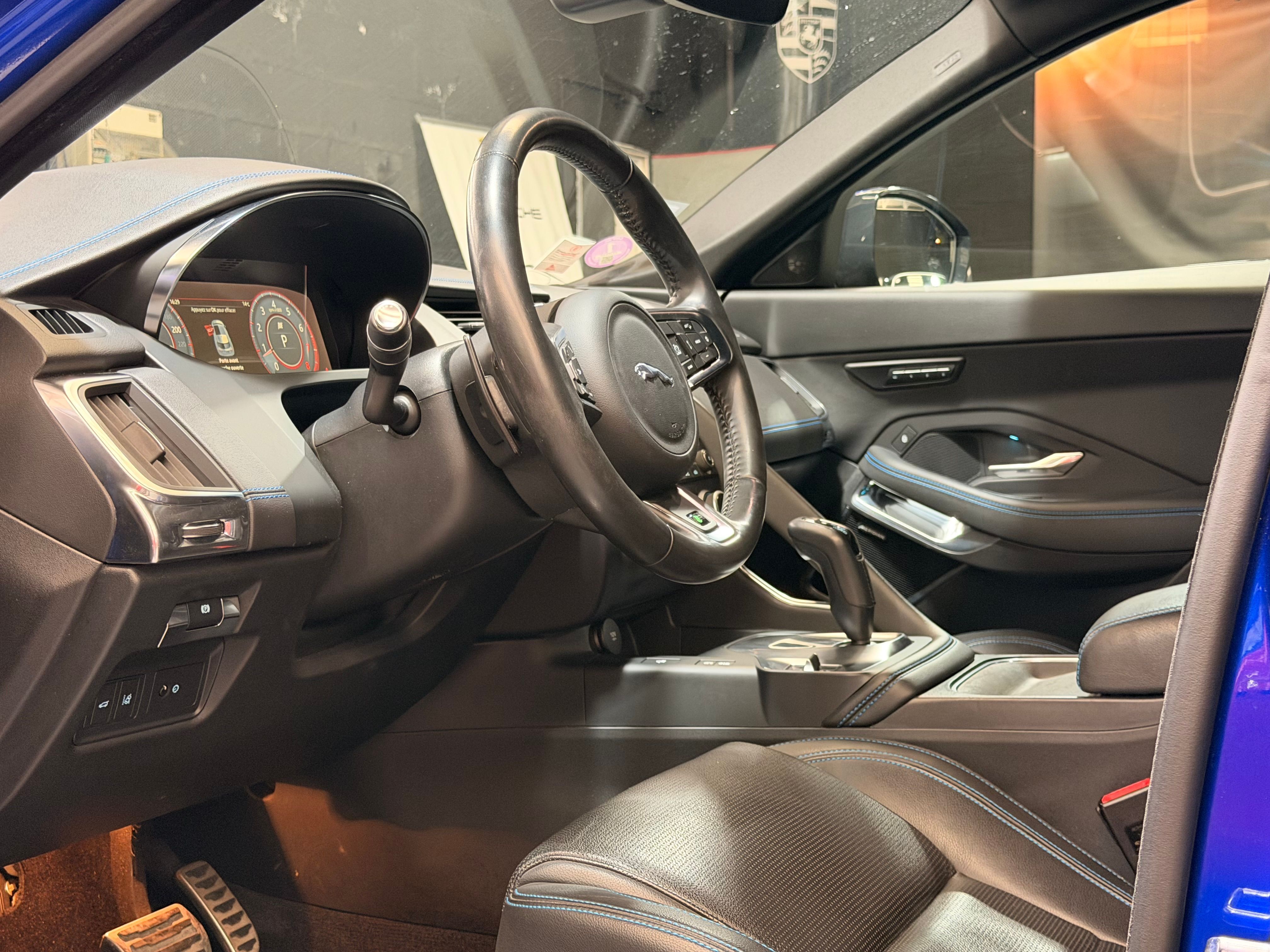Jaguar E-Pace R-Dynamic 2018 — tableau de bord (16)