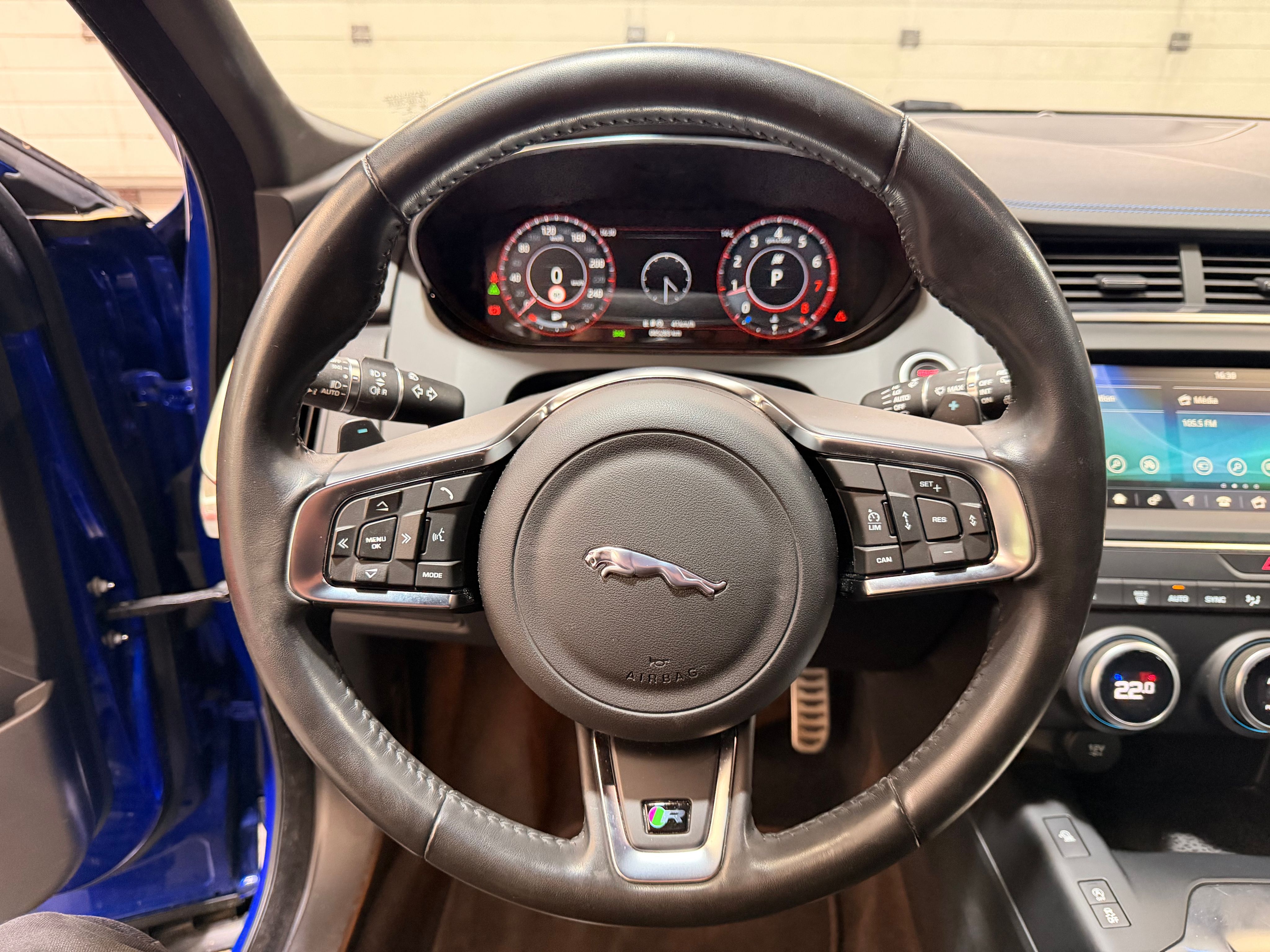 Jaguar E-Pace R-Dynamic 2018 — tableau de bord (17)