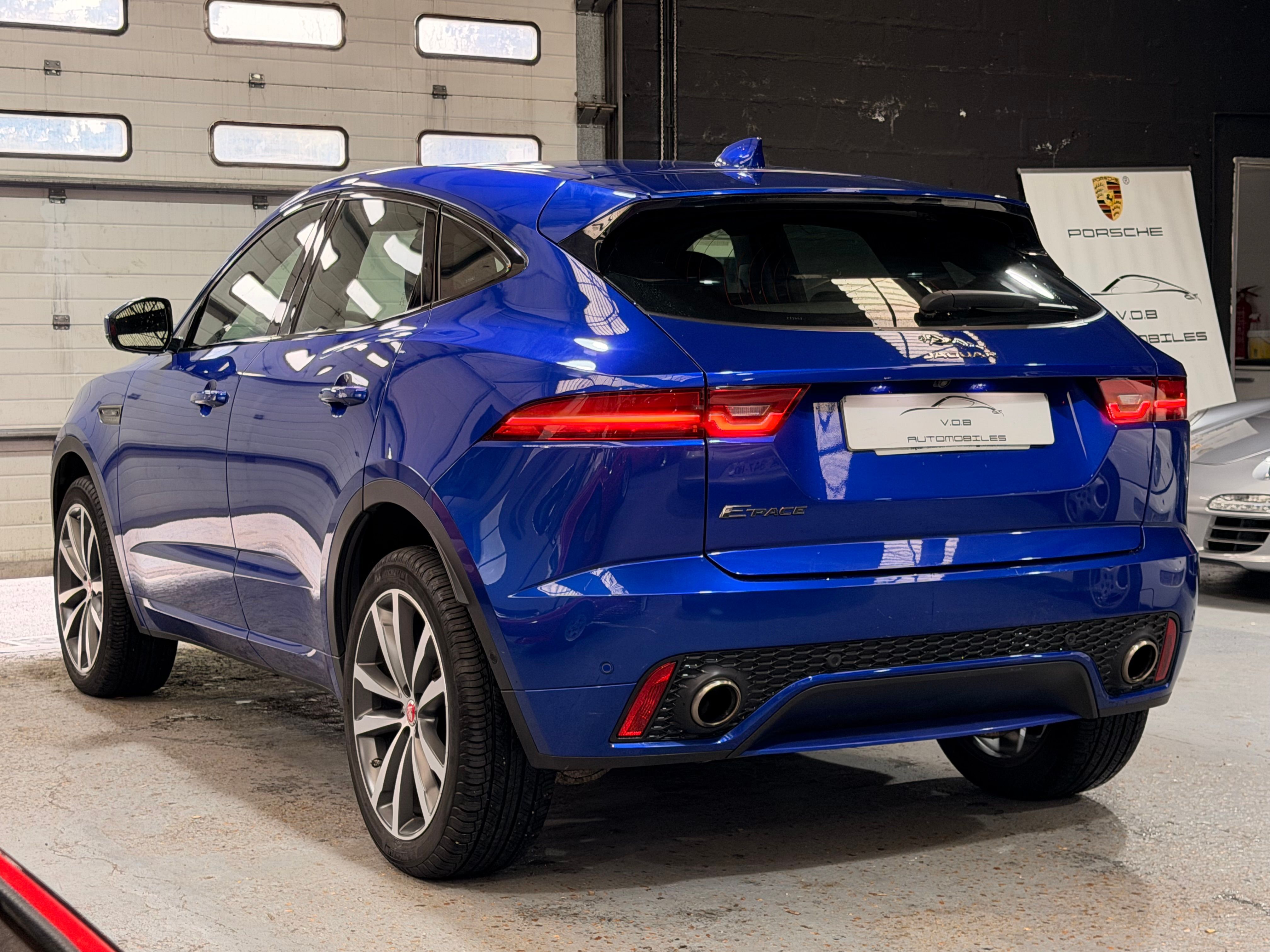 Jaguar E-Pace R-Dynamic 2018 — vue arriere trois-quarts (13)