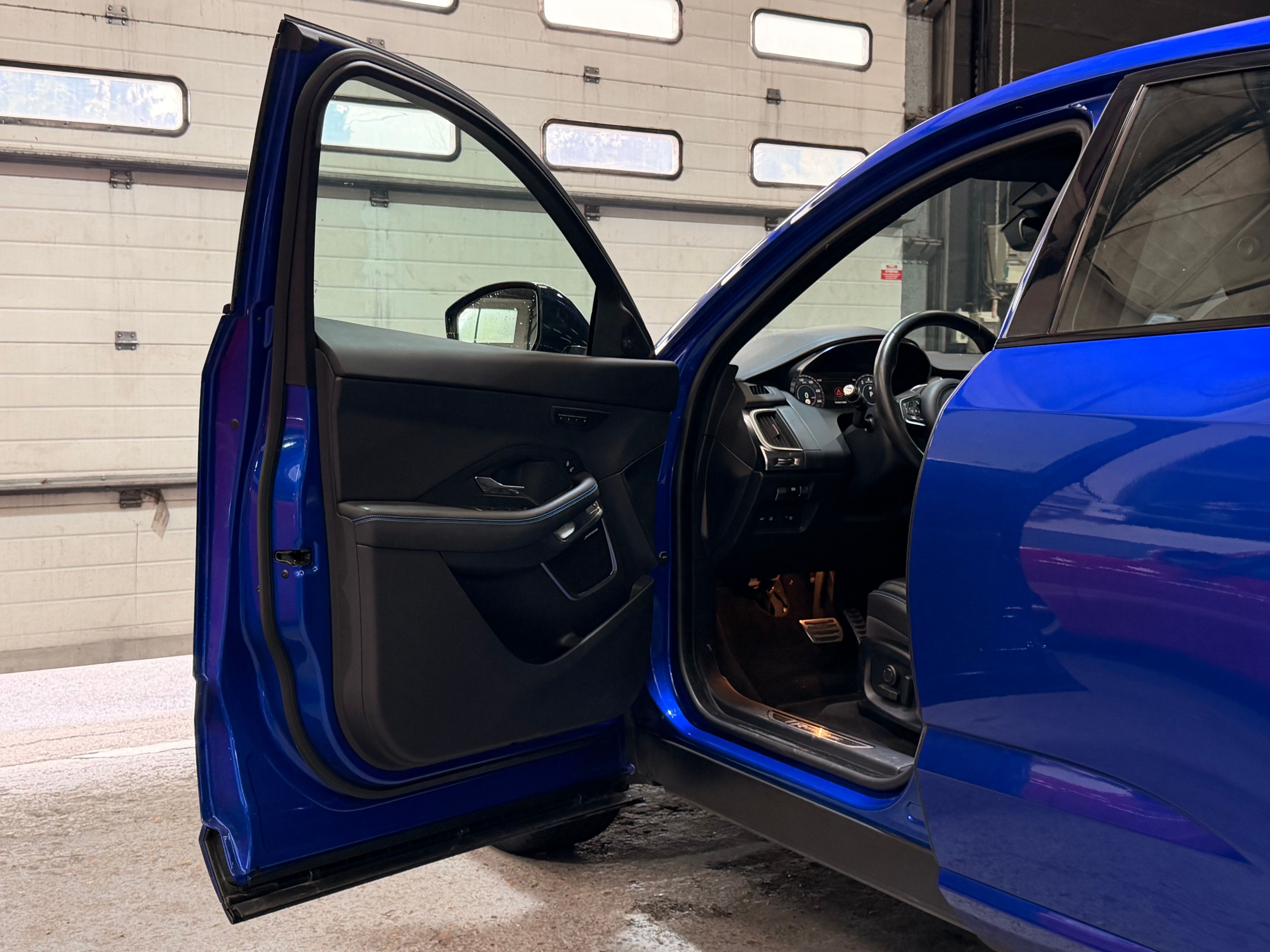Jaguar E-Pace R-Dynamic 2018 — profil lateral (6)